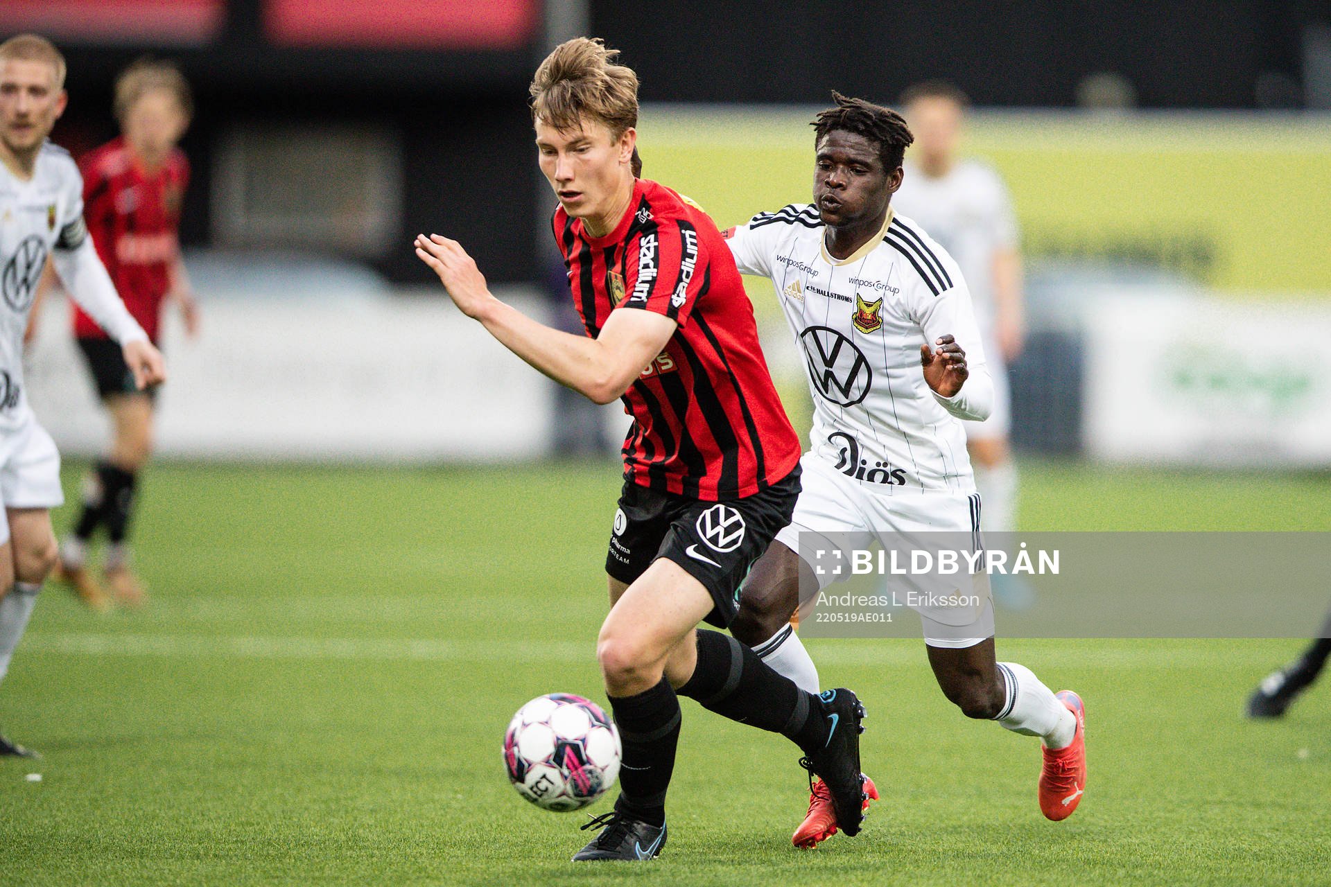 Brommapojkarnas Robin Frej och Östersunds Yannick Adjoumani