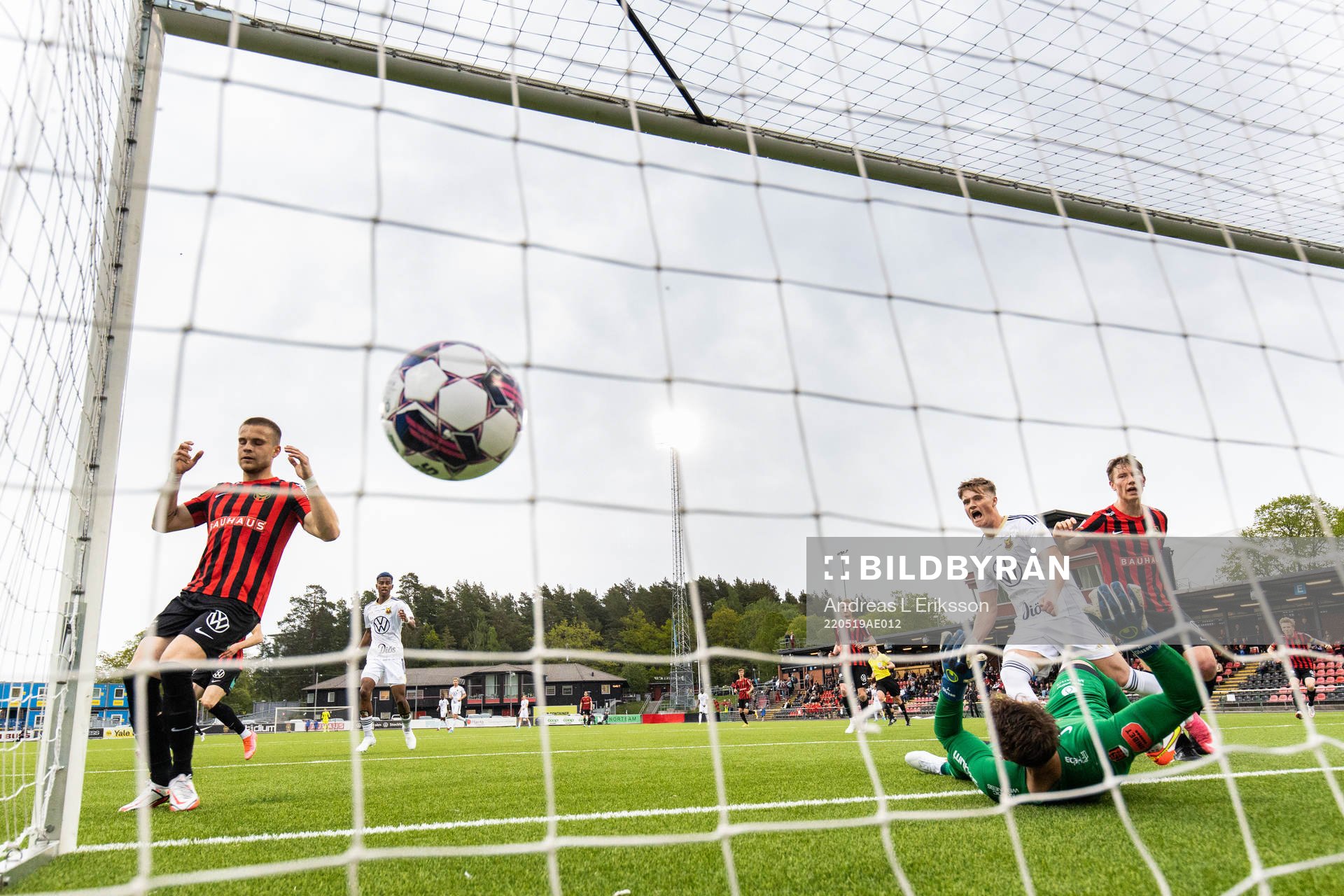Östersunds Yannick Adjoumani (ej i bild) kvitterar till
