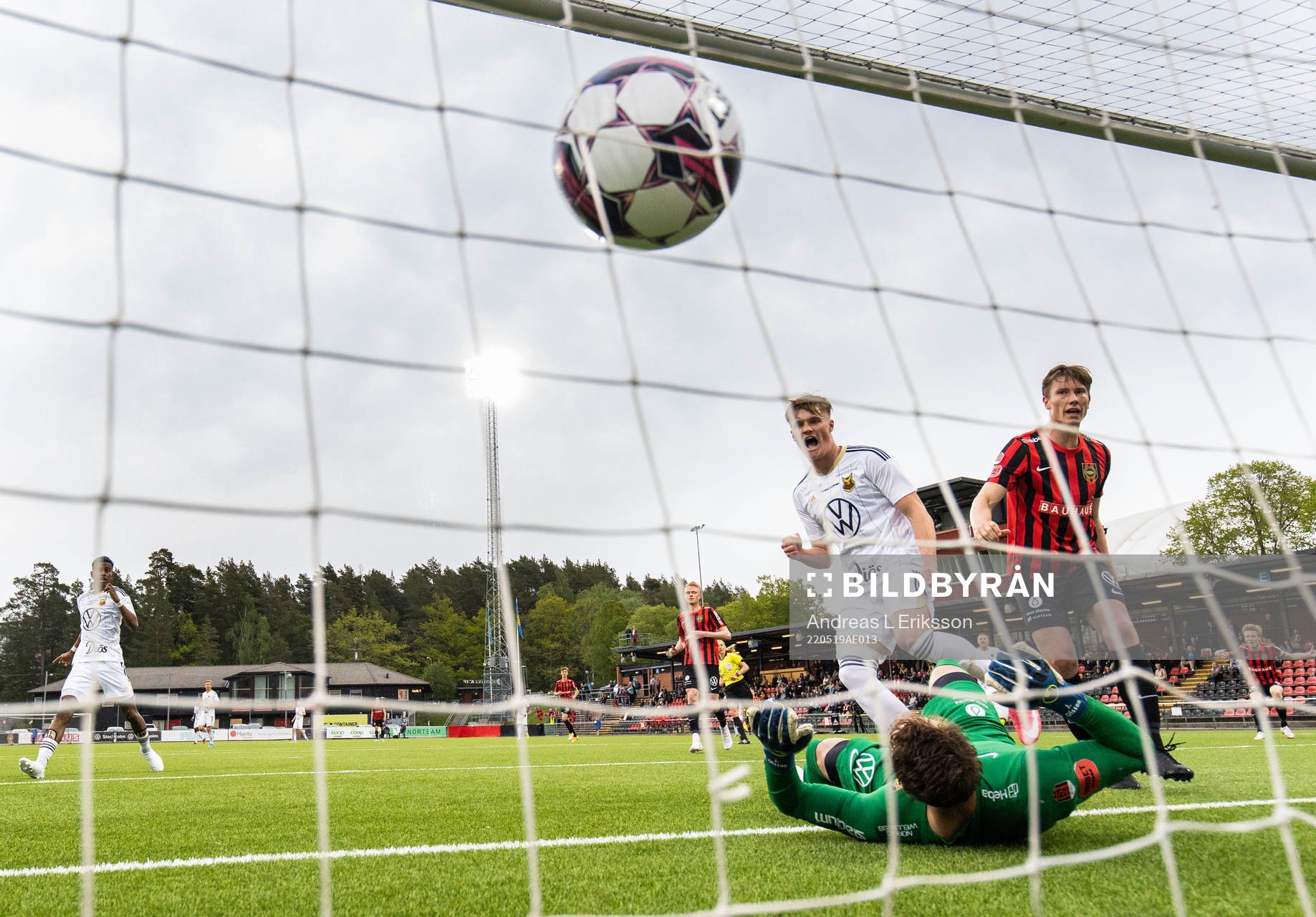 Östersunds Yannick Adjoumani (ej i bild) kvitterar till