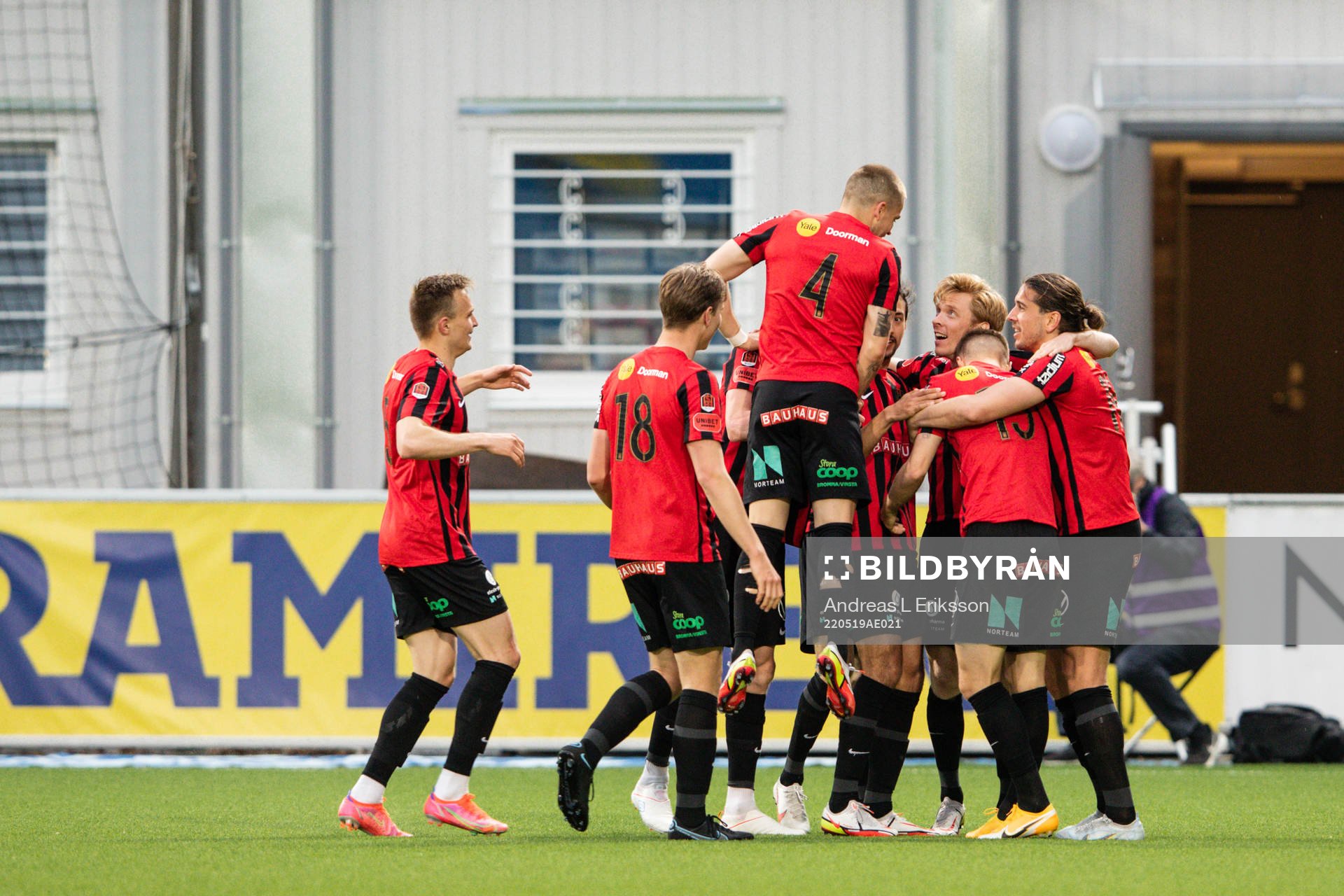 Brommapojkarnas Samuel Leach Holm jublar efter 3-1 under fotbollsmatchen i Superettan mellan Brommapojkarna och Östersund den 19 maj 2022 i Stockholm.