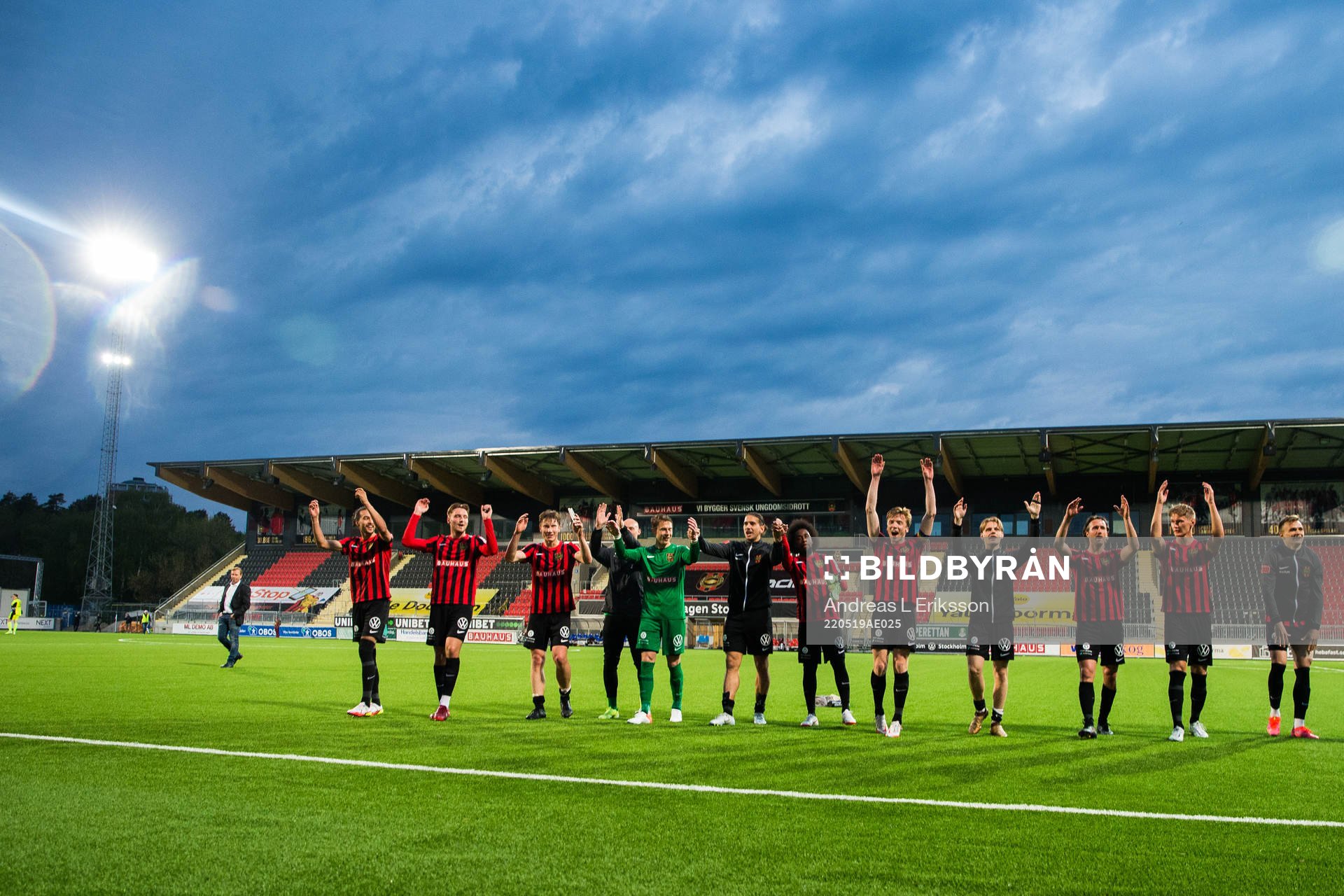 Brommapojkarnas spelare tackar publiken
