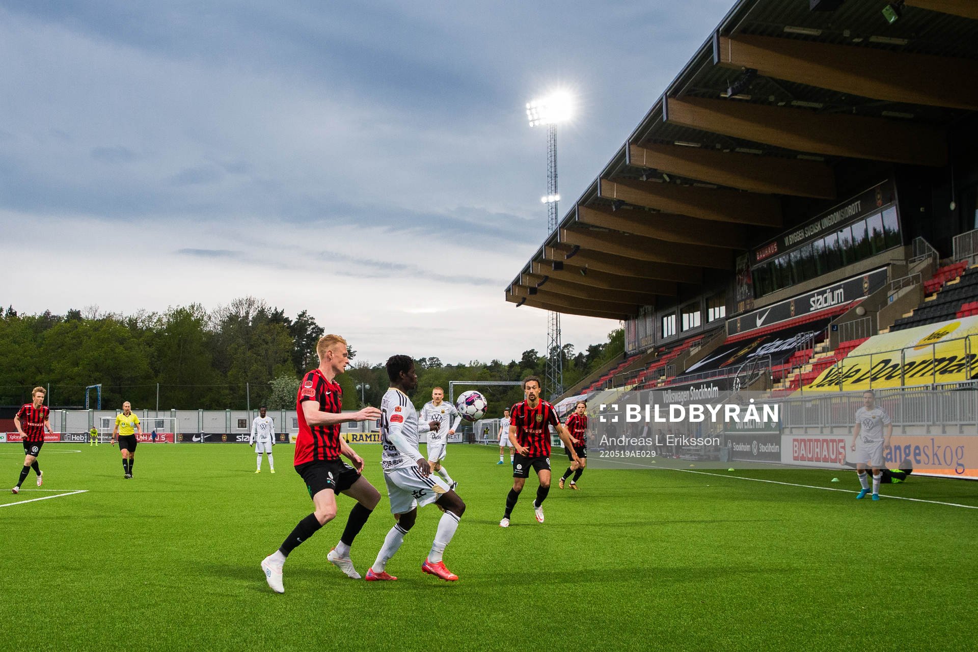 Brommapojkarnas Nicklas Maripuu och Östersunds Yannick Adjoumani under fotbollsmatchen i Superettan mellan Brommapojkarna och Östersund den 19 maj 2022 i Stockholm.