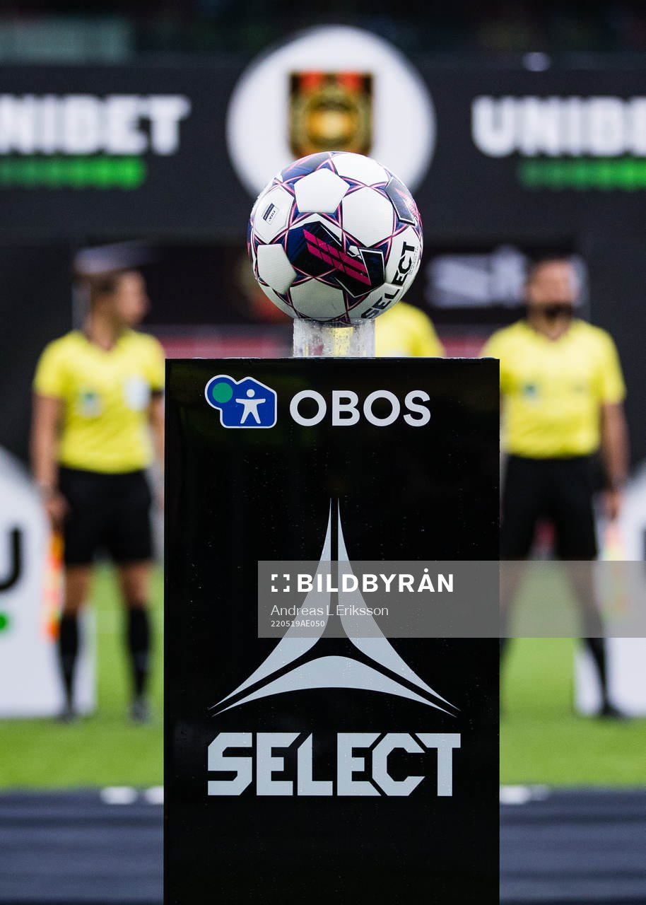 En matchboll innan fotbollsmatchen i Superettan mellan