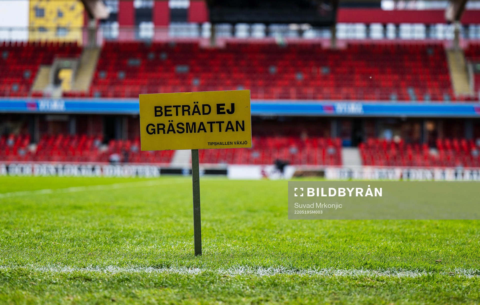 En skylt med texten beträd ej gräsmattan