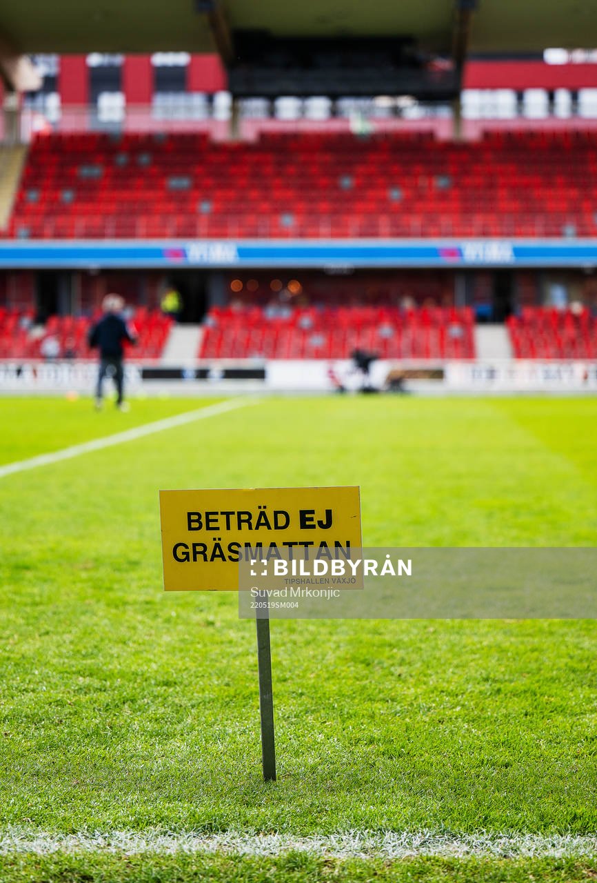 En skylt med texten beträd ej gräsmattan