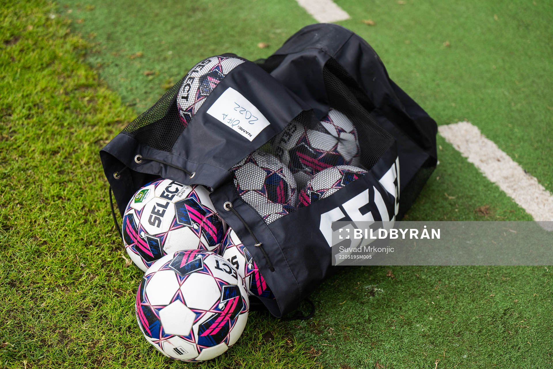 En säck med fotbollar
