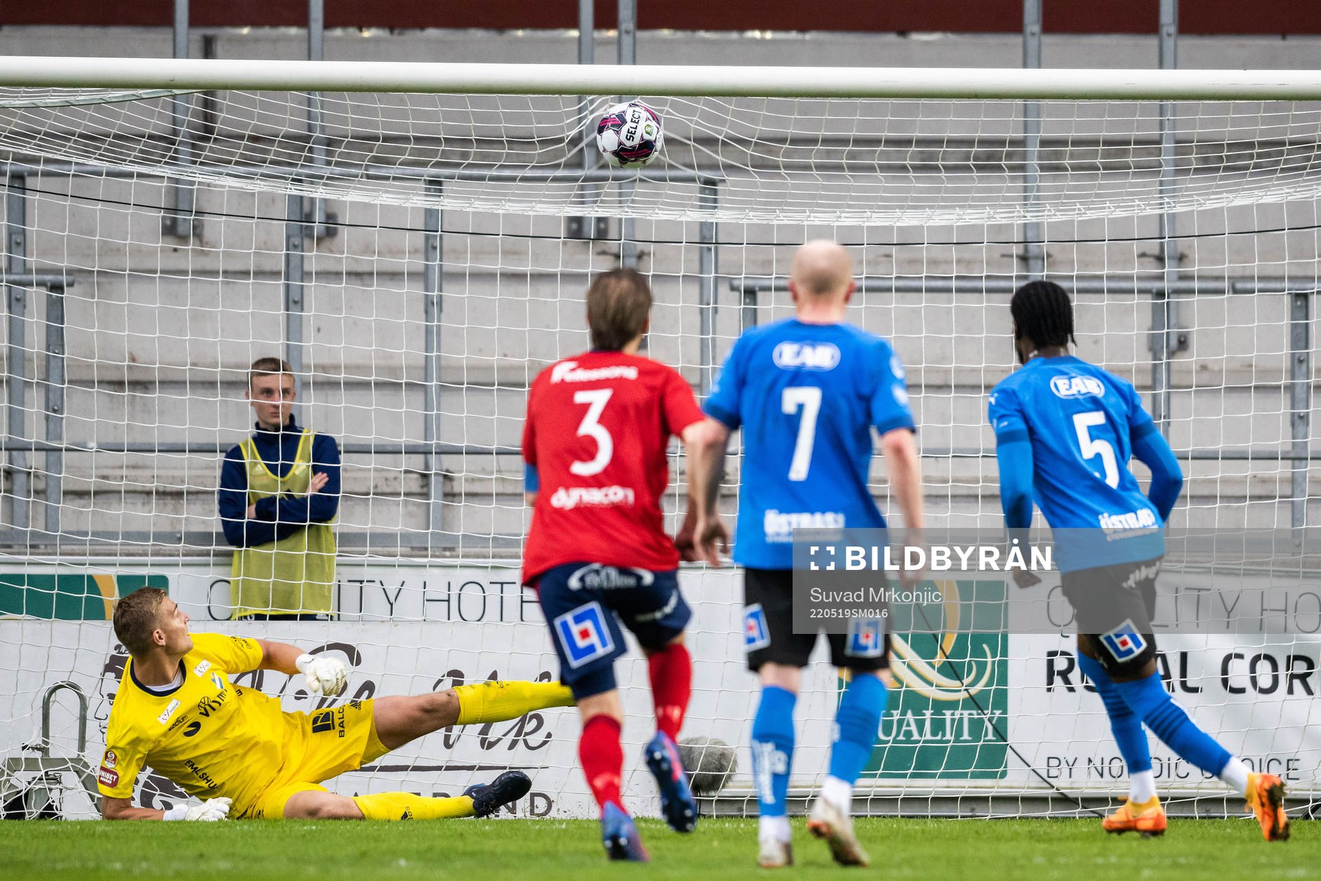 Halmstads Joseph Baffo gör 0-1 bakom Östers målvakt