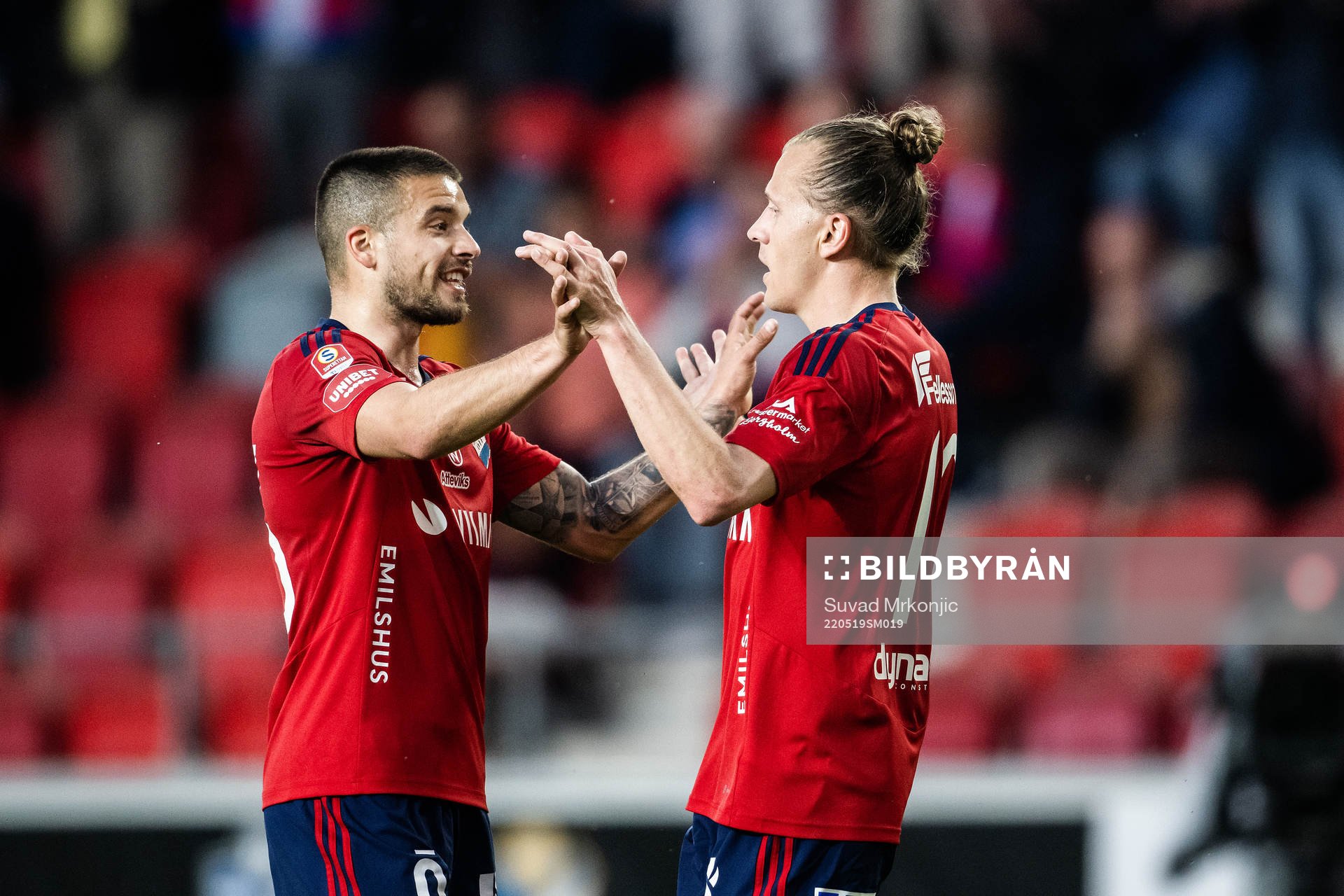 Östers Jesper Jonasson Westermark och Vladimir Rodic jublar