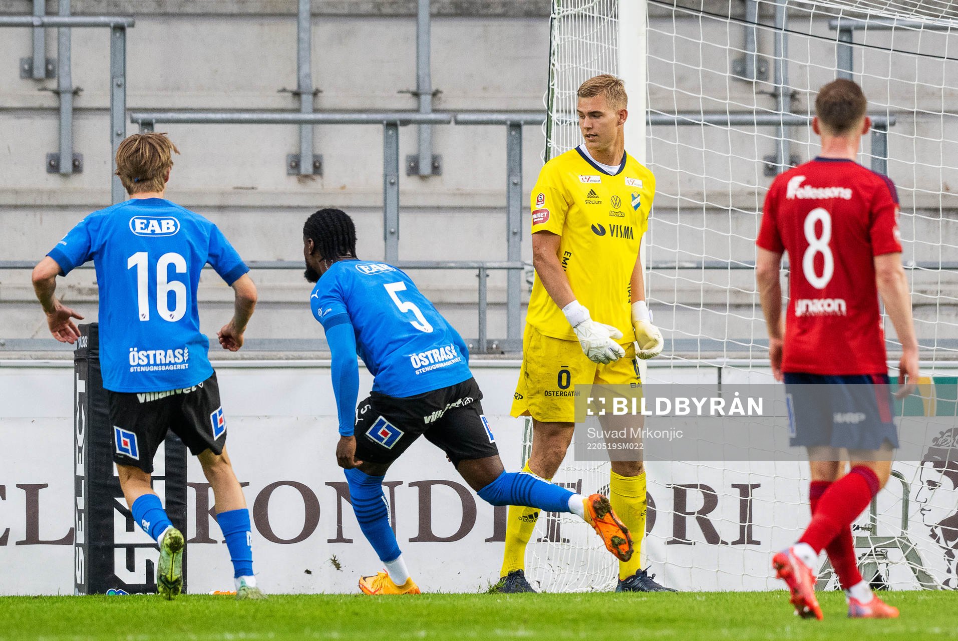 Halmstads Joseph Baffo jublar framför Östers målvakt