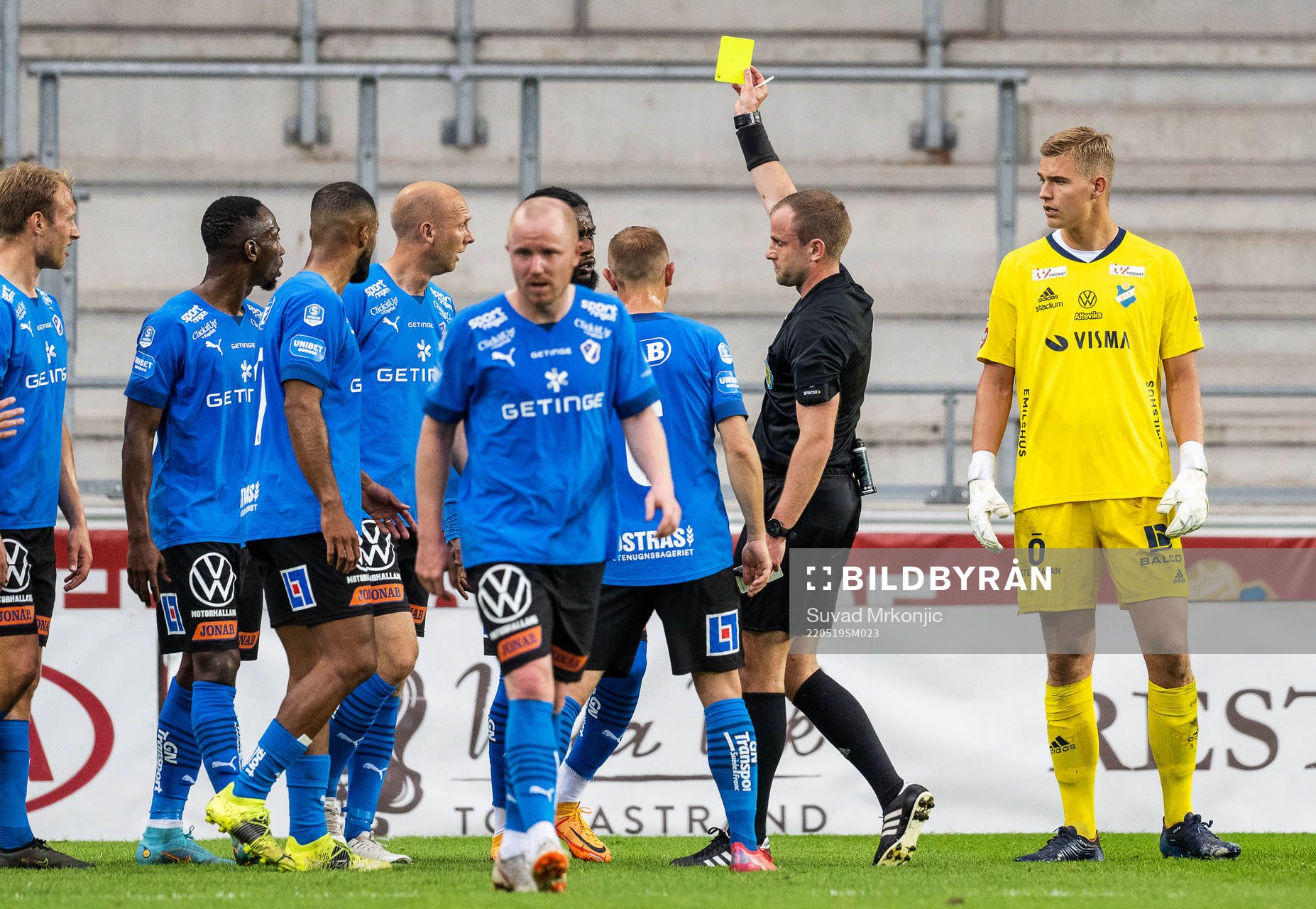 Domare Richard Sundell varnar Halmstads Joseph Baffo