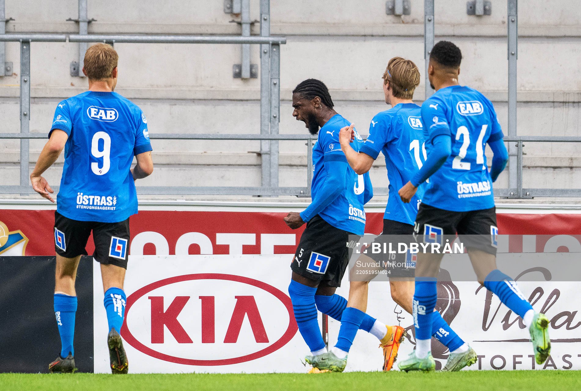Halmstads Joseph Baffo jublar med lagkamrater