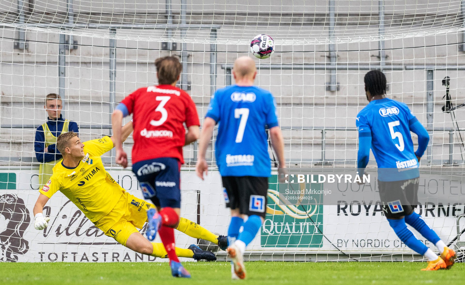 Halmstads Joseph Baffo gör 0-1 på straff bakom Östers