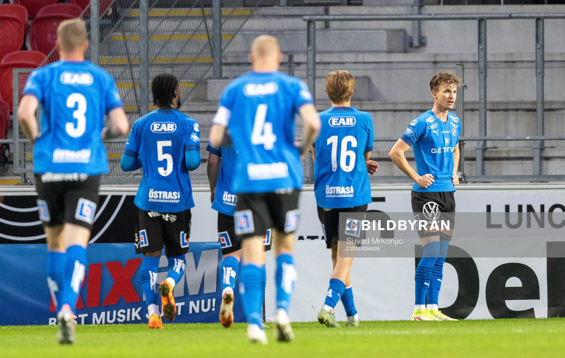 Halmstads Alexander Johansson jublar med lagkamrater