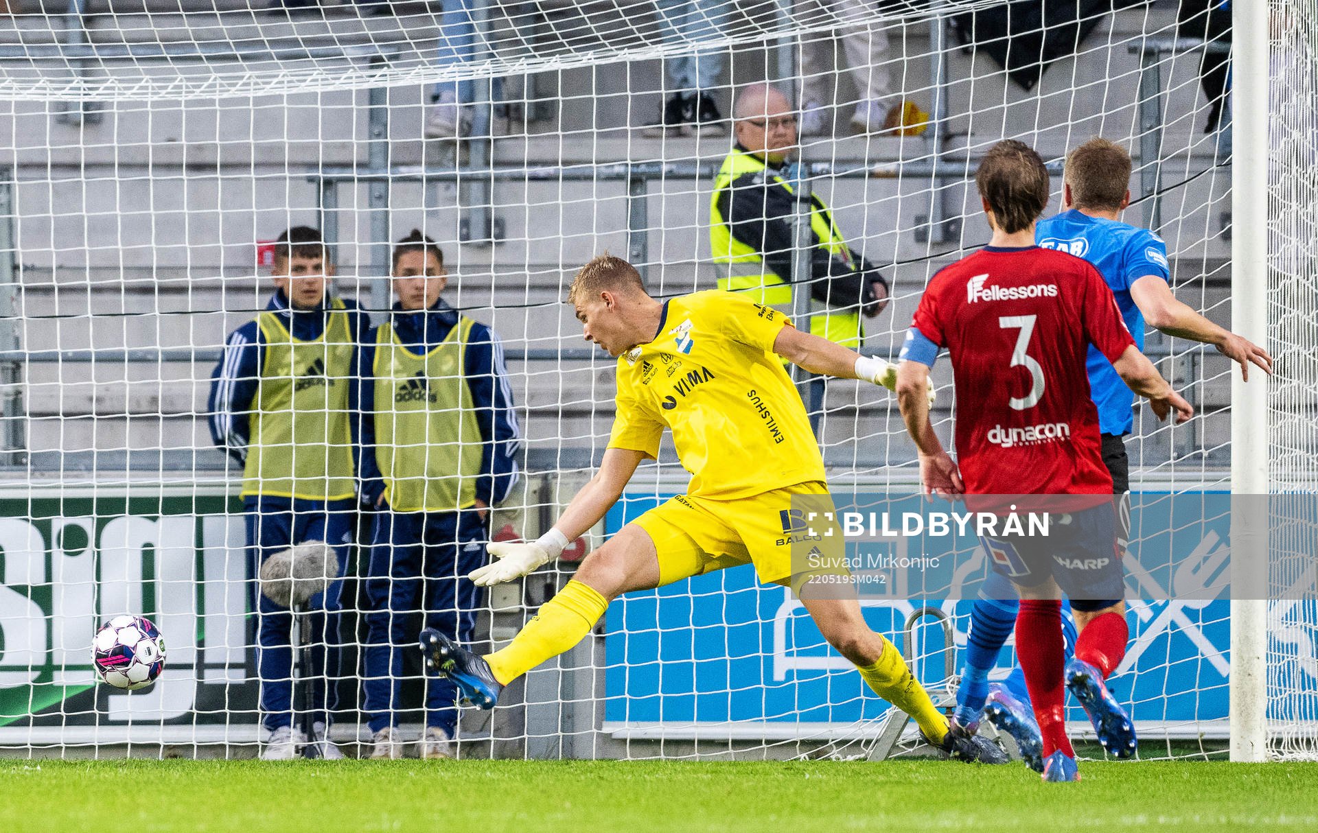 Halmstads Mikael Boman gör 1-3 bakom Östers målvakt