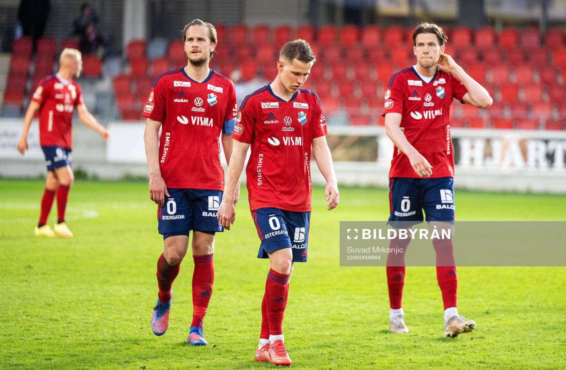 Östers Månz Berg deppar med lagkamrater