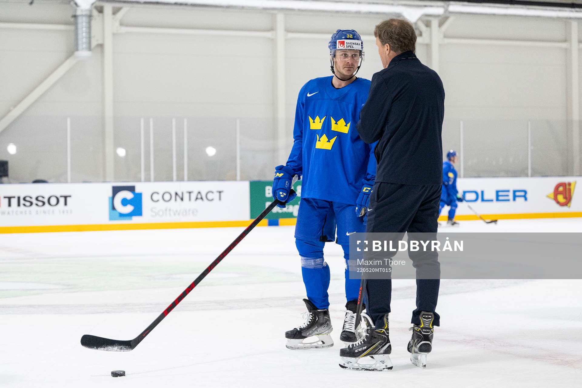 Lucas Wallmark and head coach Johan Garpenlöv at a