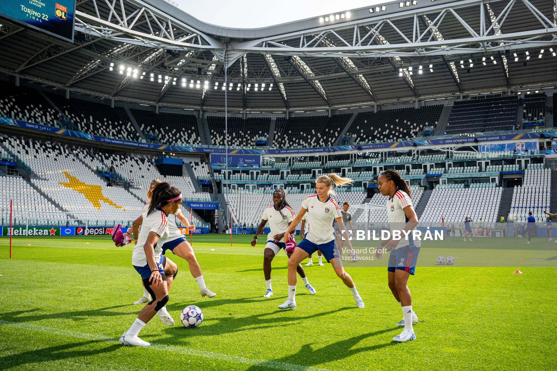 Ada Hegerberg and players of Lyon
