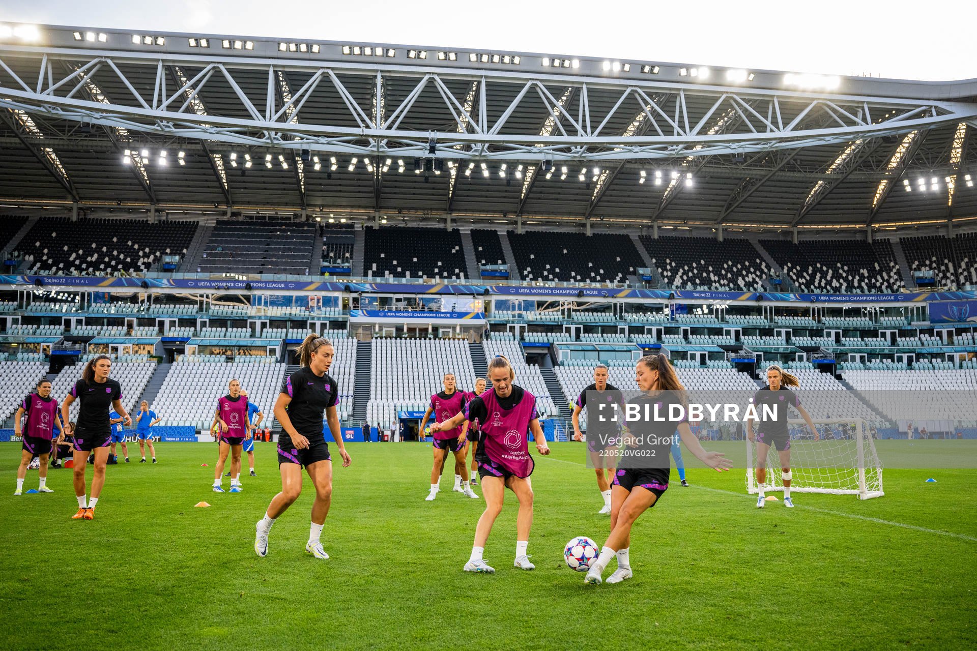 Caroline Graham Hansen and players of Barcelona