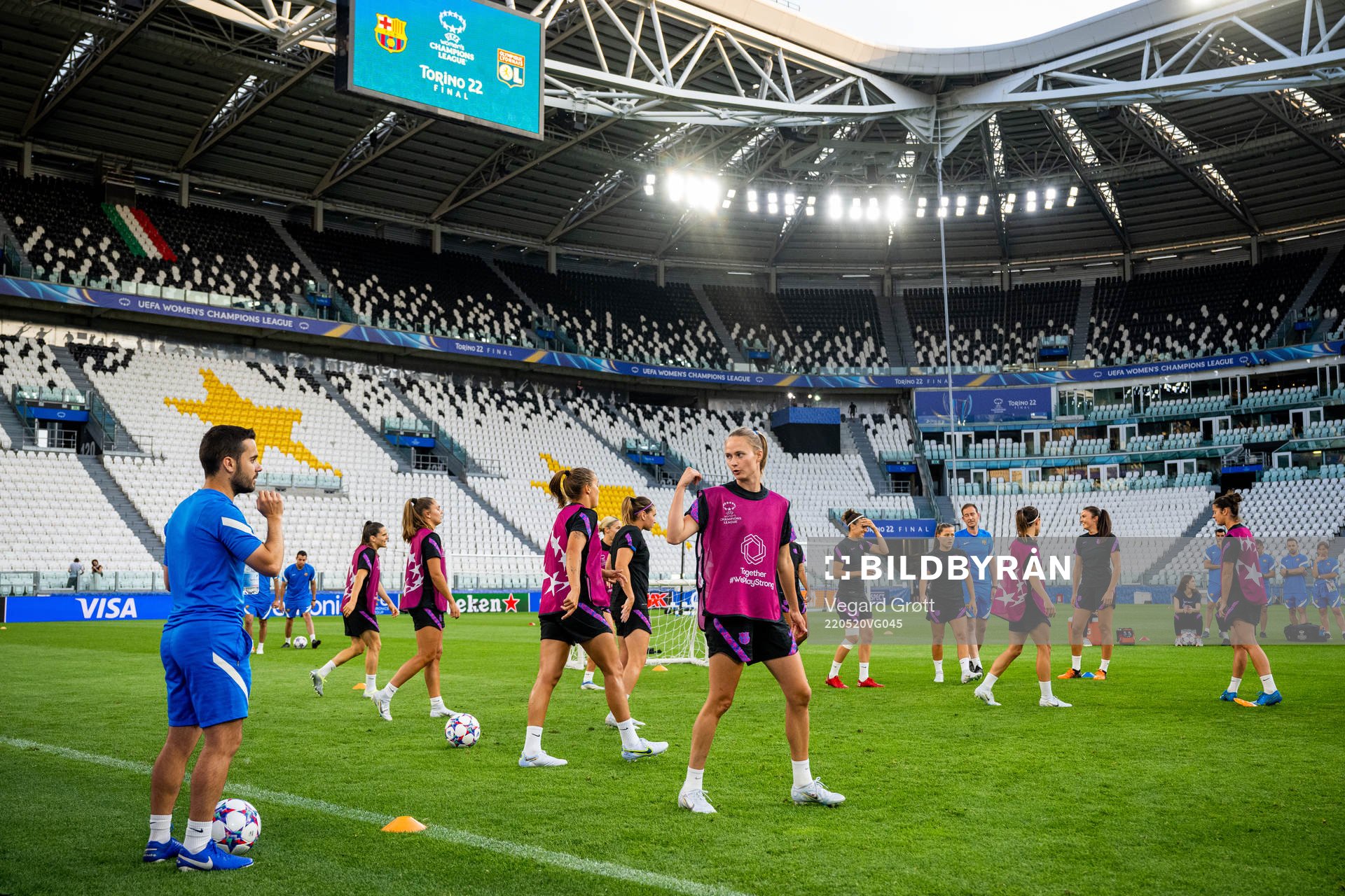 Jonatan Giraldez, head coach of Barcelona, talks to