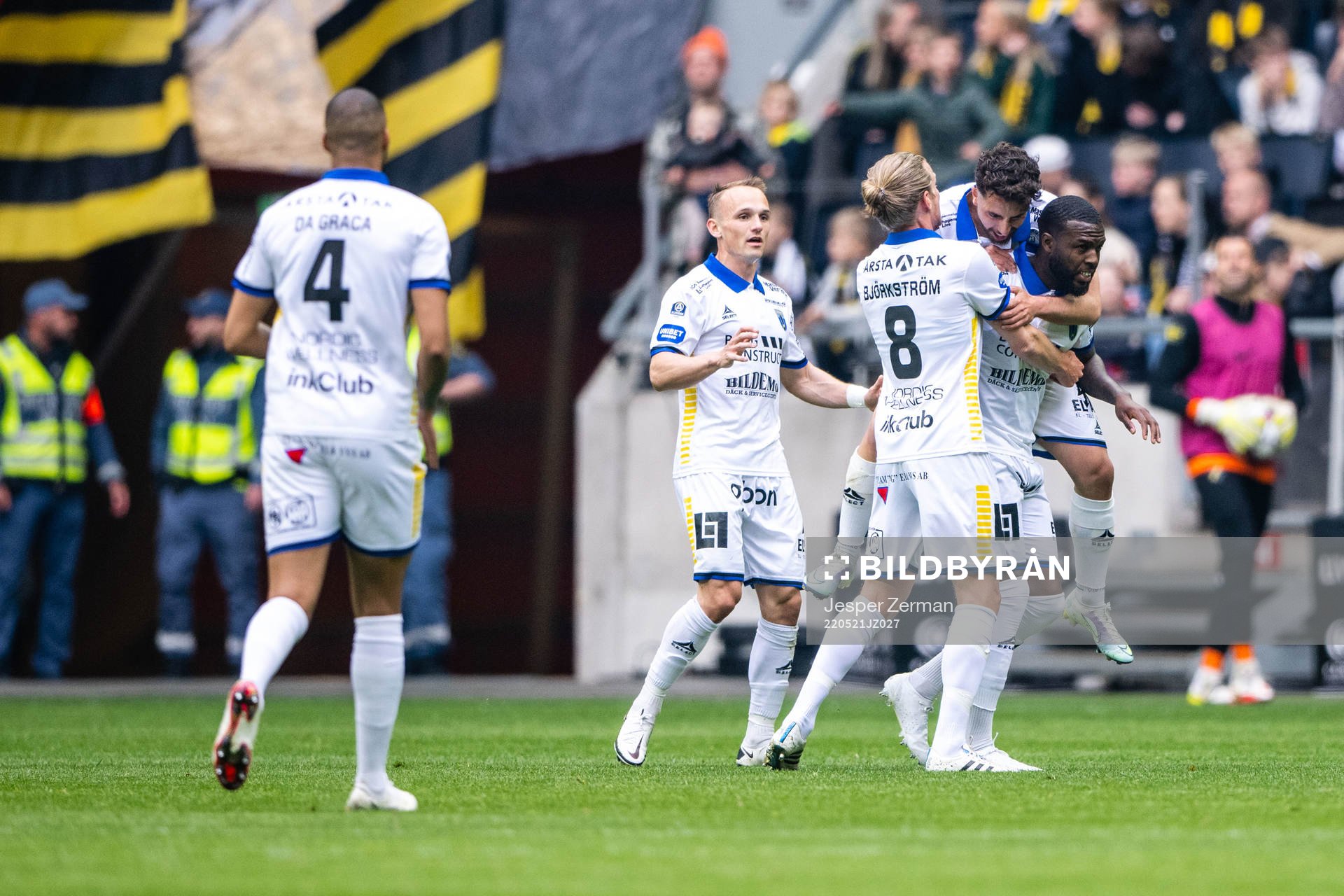 Sirius Christian Kouakou jublar med lagkamrater