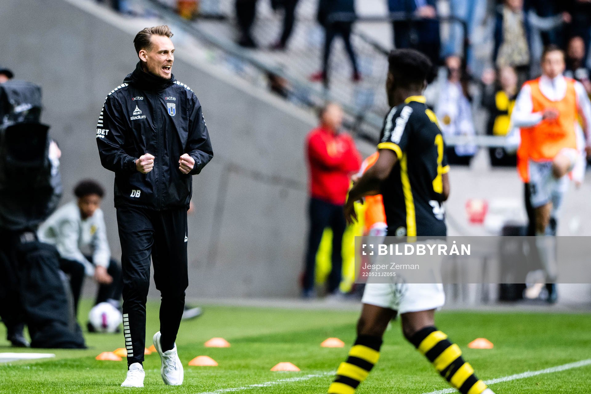 Sirius tränare Daniel Bäckström jublar