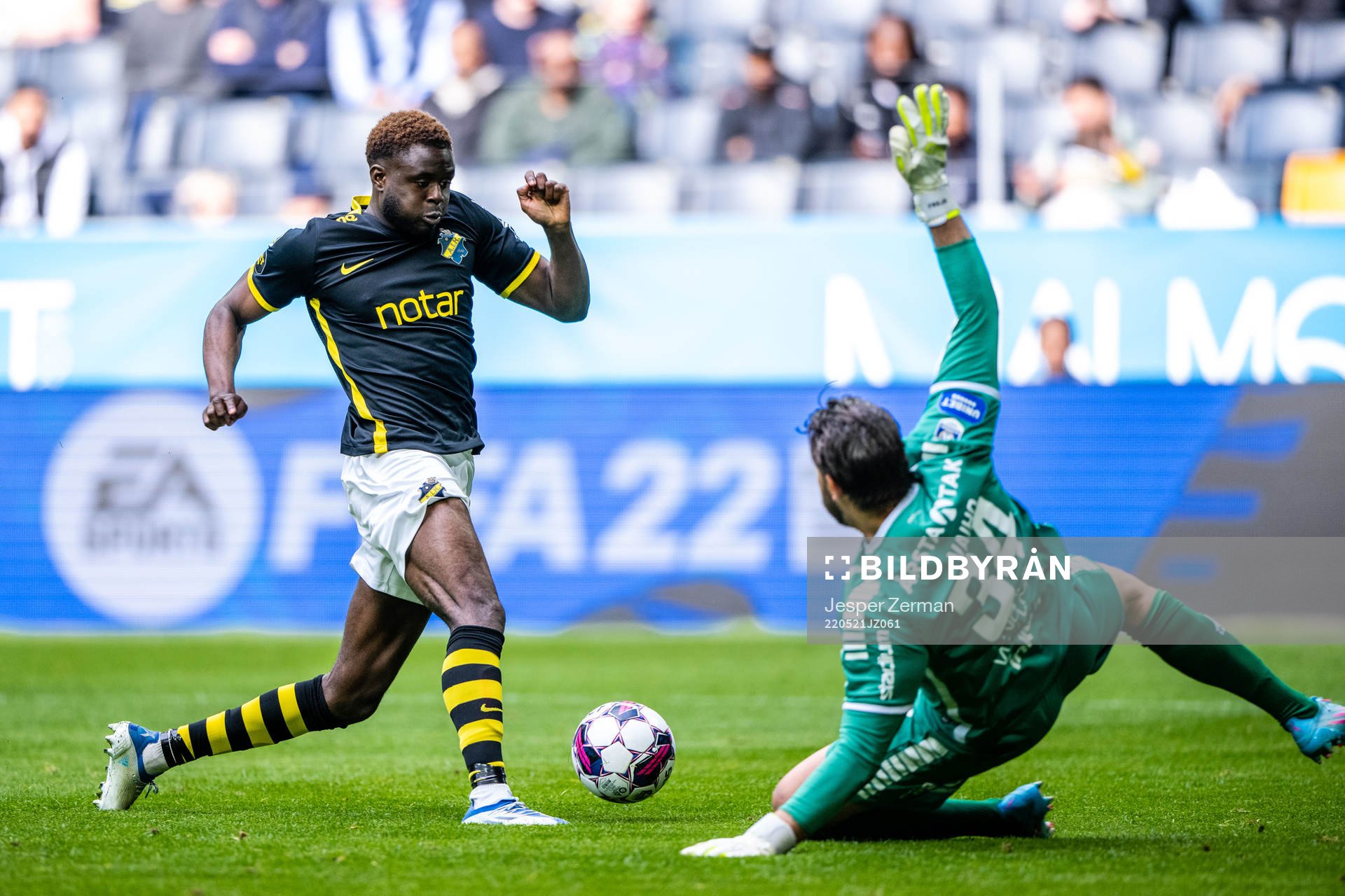 s Benjamin Mbunga Kimpioka och Sirius målvakt Tommi Vaiho