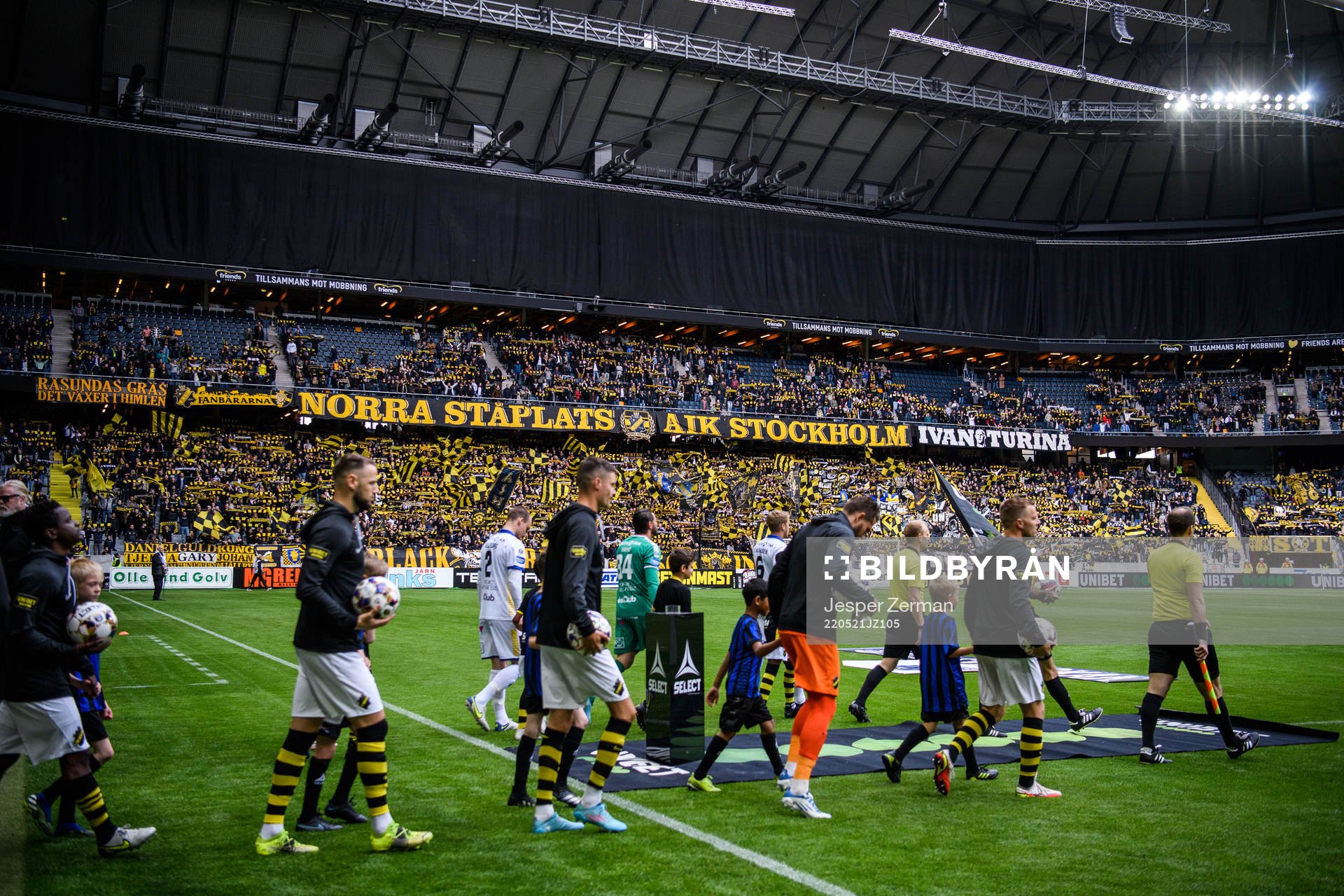 s och Sirius spelare gör entré