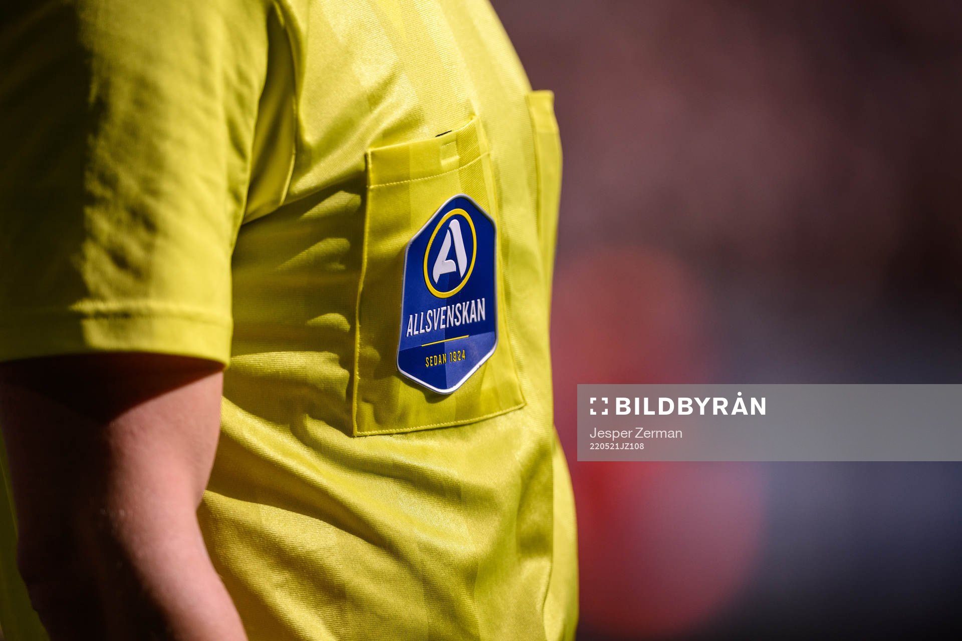 Allsvenskans logotyp på en domartröja