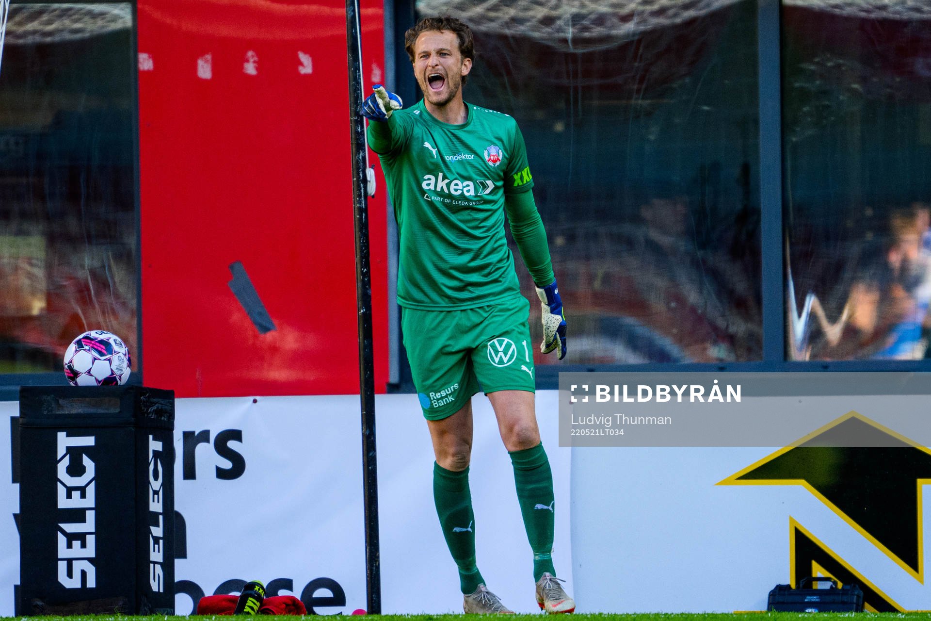 Helsingborgs målvakt Anders Lindegaard reagerar
