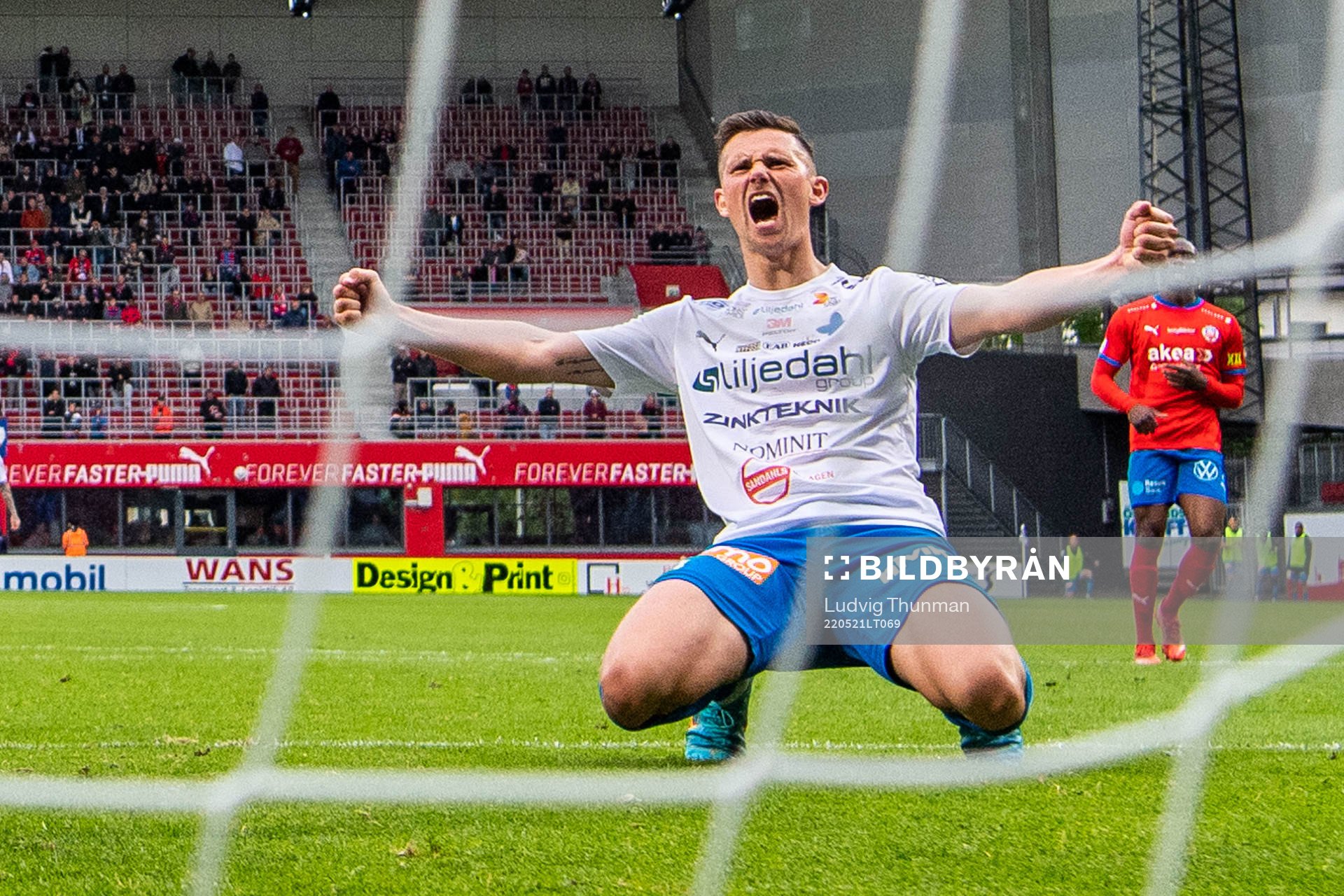 Värnamos Marcus Antonsson jublar efter 1-2 under fotbollsmatchen i Allsvenskan mellan Helsingborg och Värnamo den 21 maj 2022 i Helsingborg.