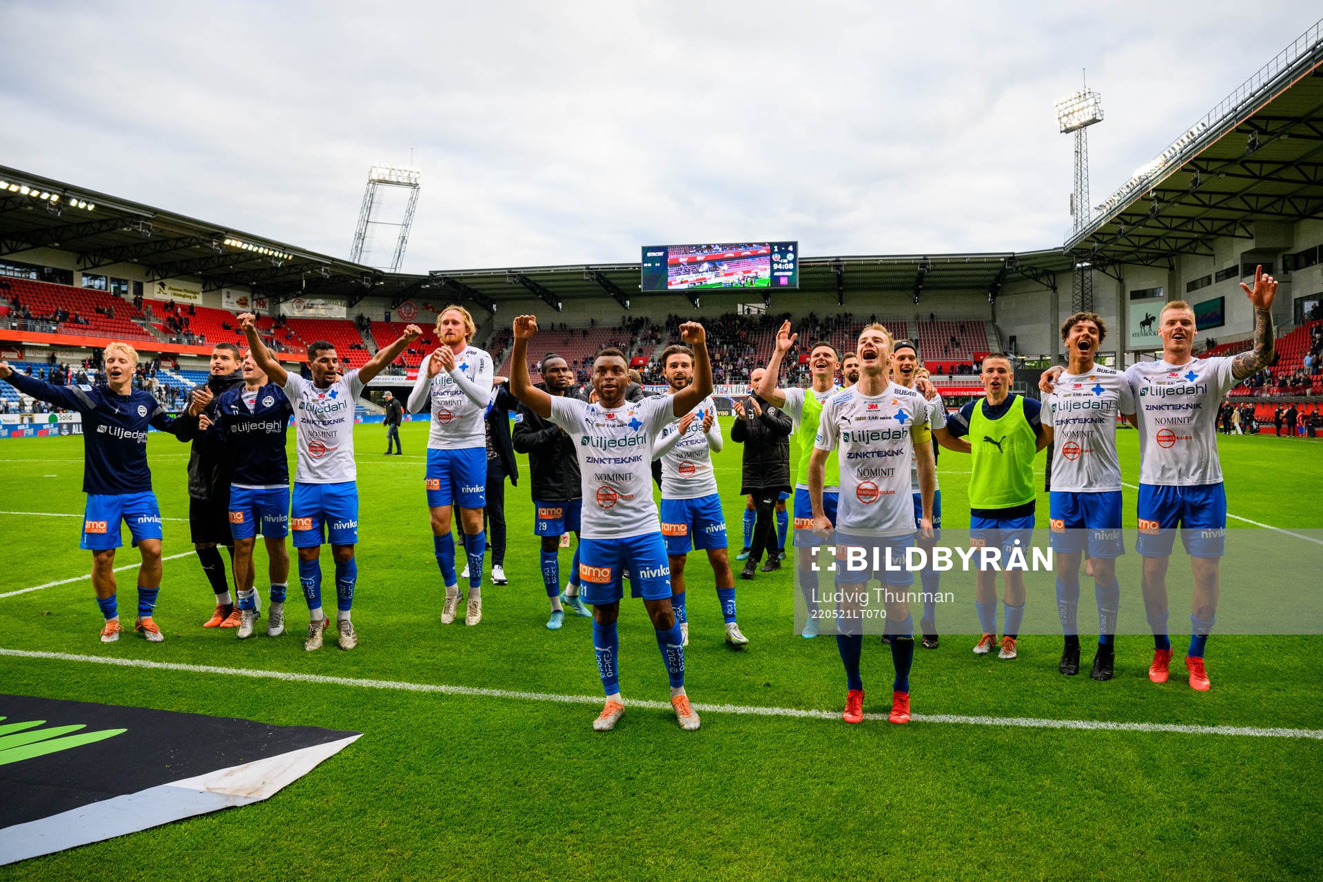 Värnamos spelare tackar publiken