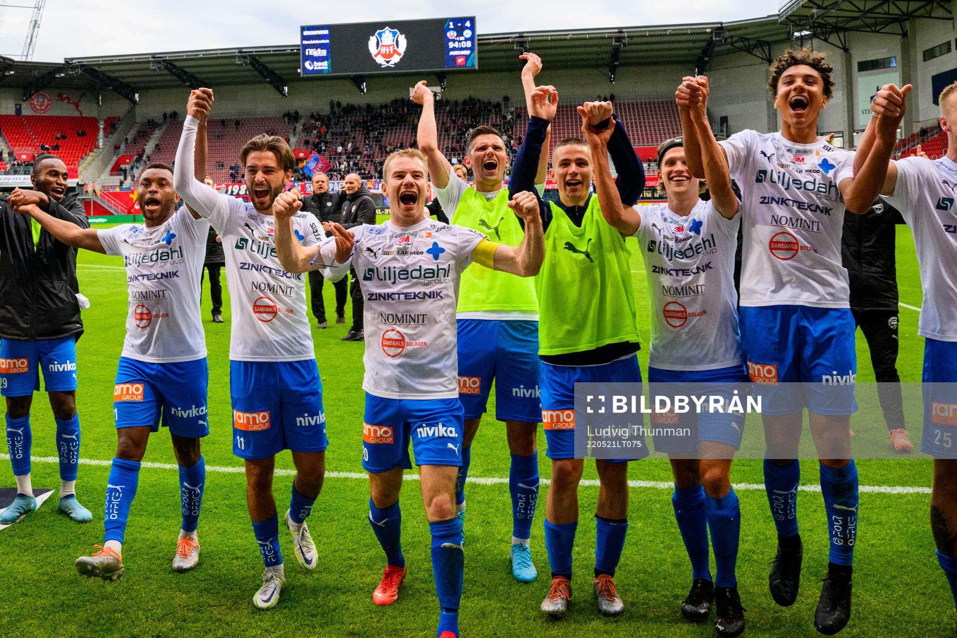 Värnamos spelare tackar publiken efter segern i fotbollsmatchen i Allsvenskan mellan Helsingborg och Värnamo den 21 maj 2022 i Helsingborg.