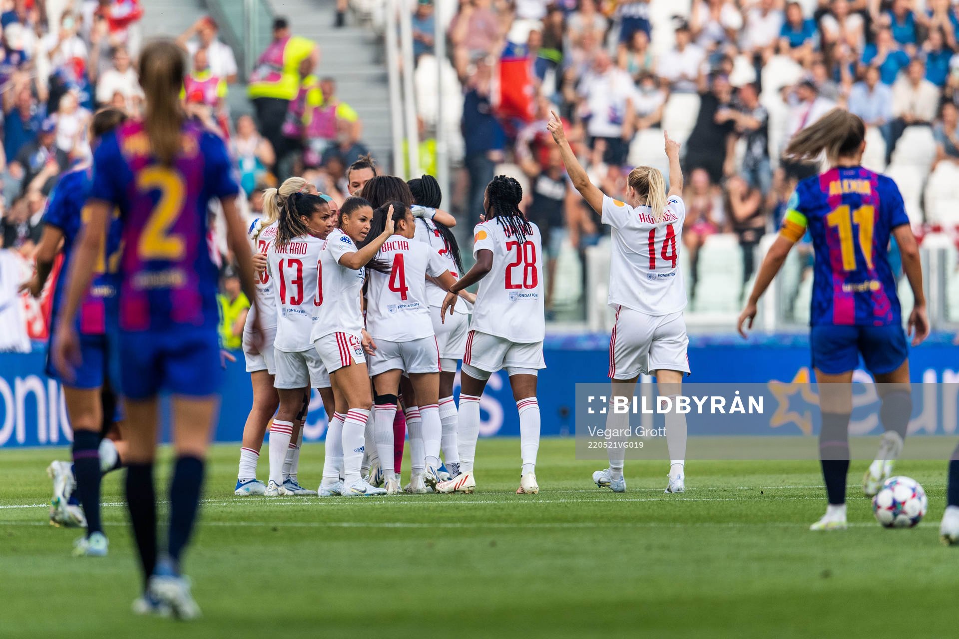 Ada Hegerberg and players of Lyon celebrate 0-1