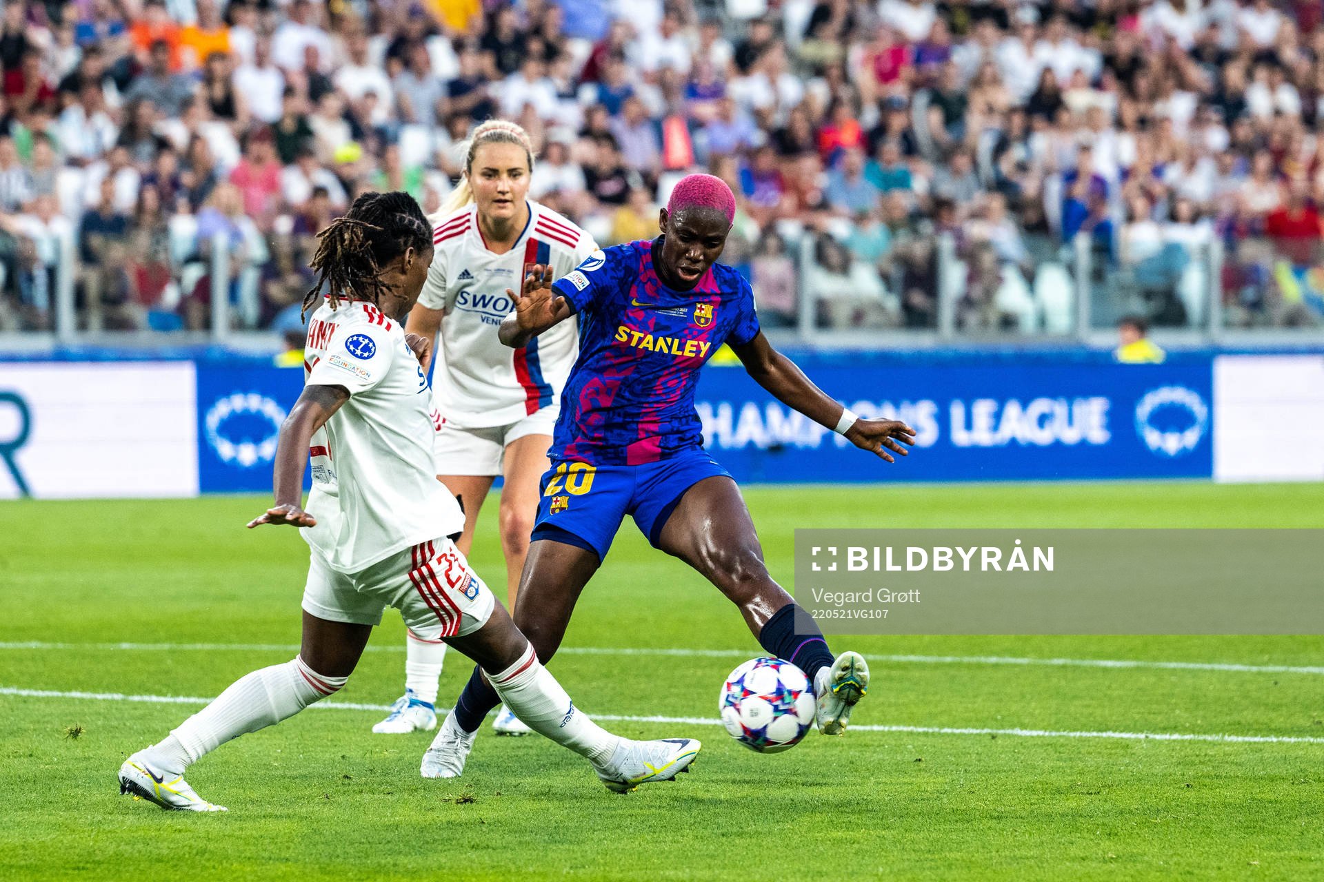 Kadeisha Buchanan of Lyon and Asisat Oshoala of Barcelona