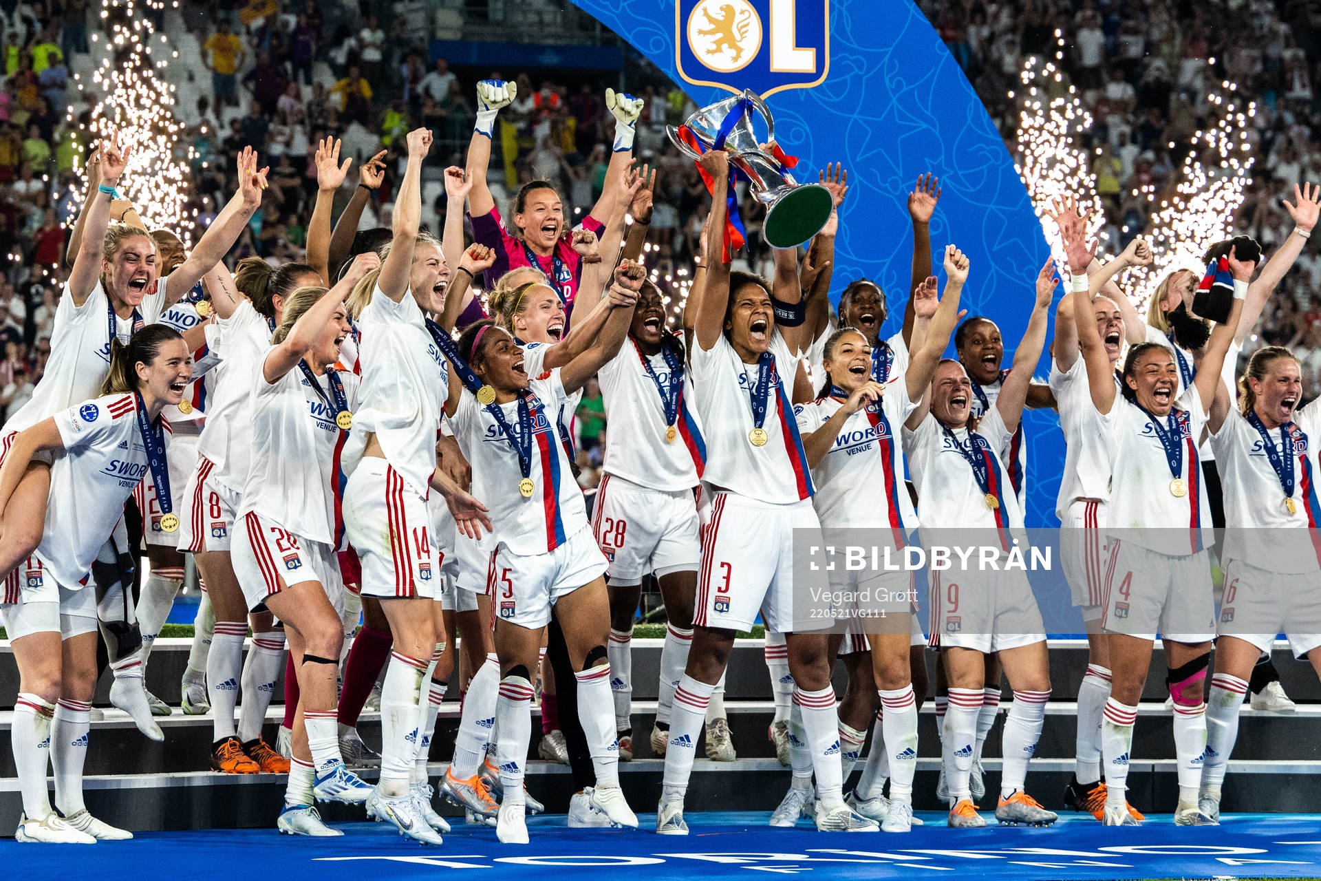 Players of Lyon celebrates winning the UEFA Women's Champions League final match between Barcelona and Lyon on May 21, 2022 in Turin.