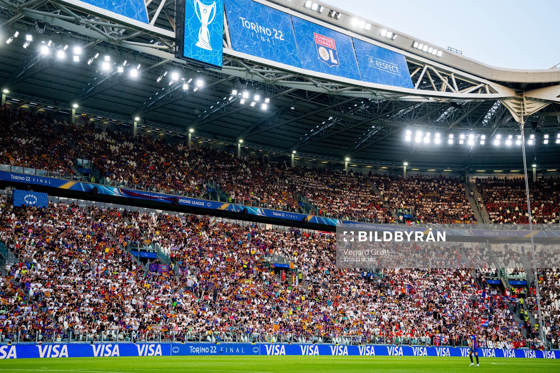 Caroline Graham Hansen of Barcelona walks alone at the pitch