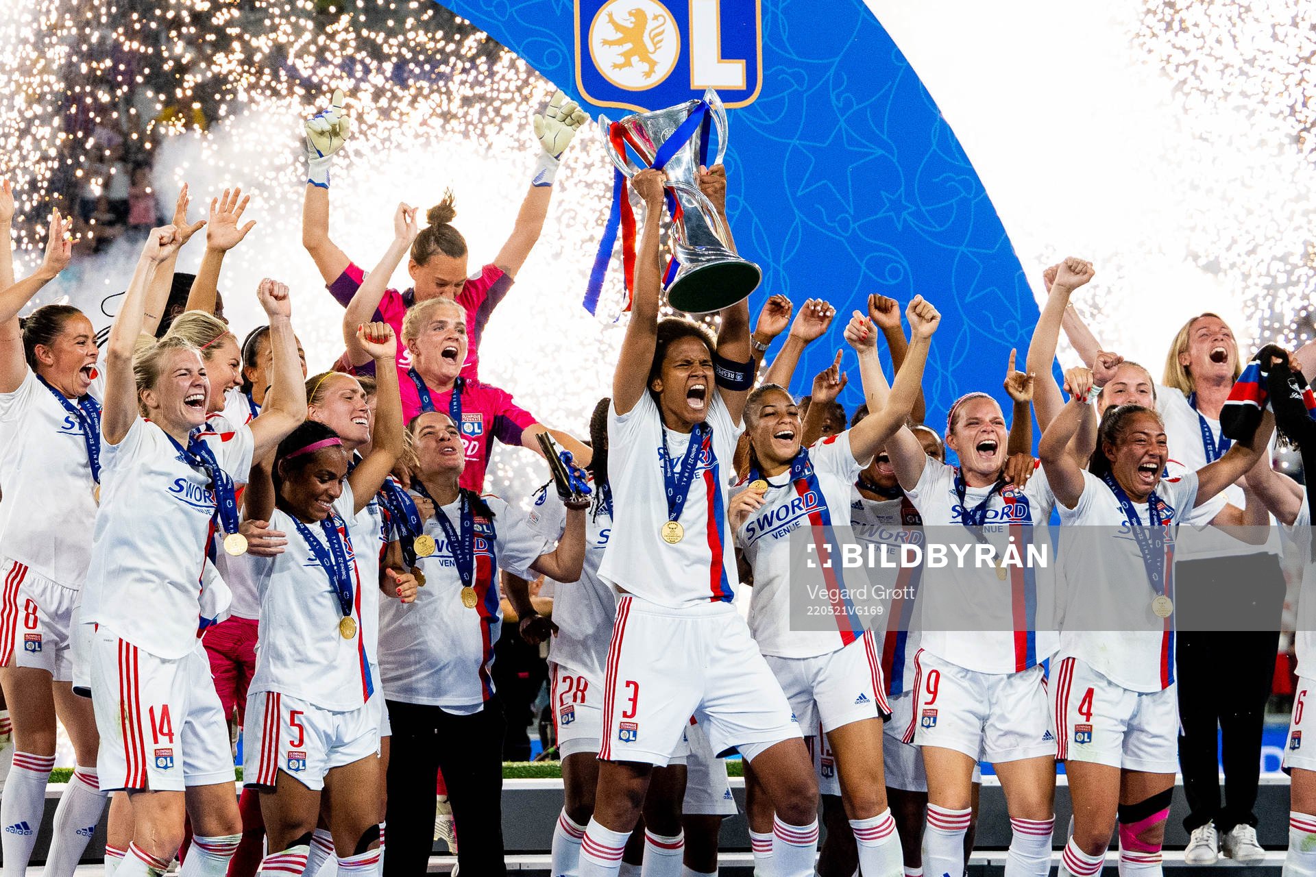 Ada Hegerberg, goalkeeper Emma Holmgren, Wendie Renard and players of Lyon celebrate winning the UEFA Women's Champions League final match between Barcelona and Lyon on May 21, 2022 in Turin.