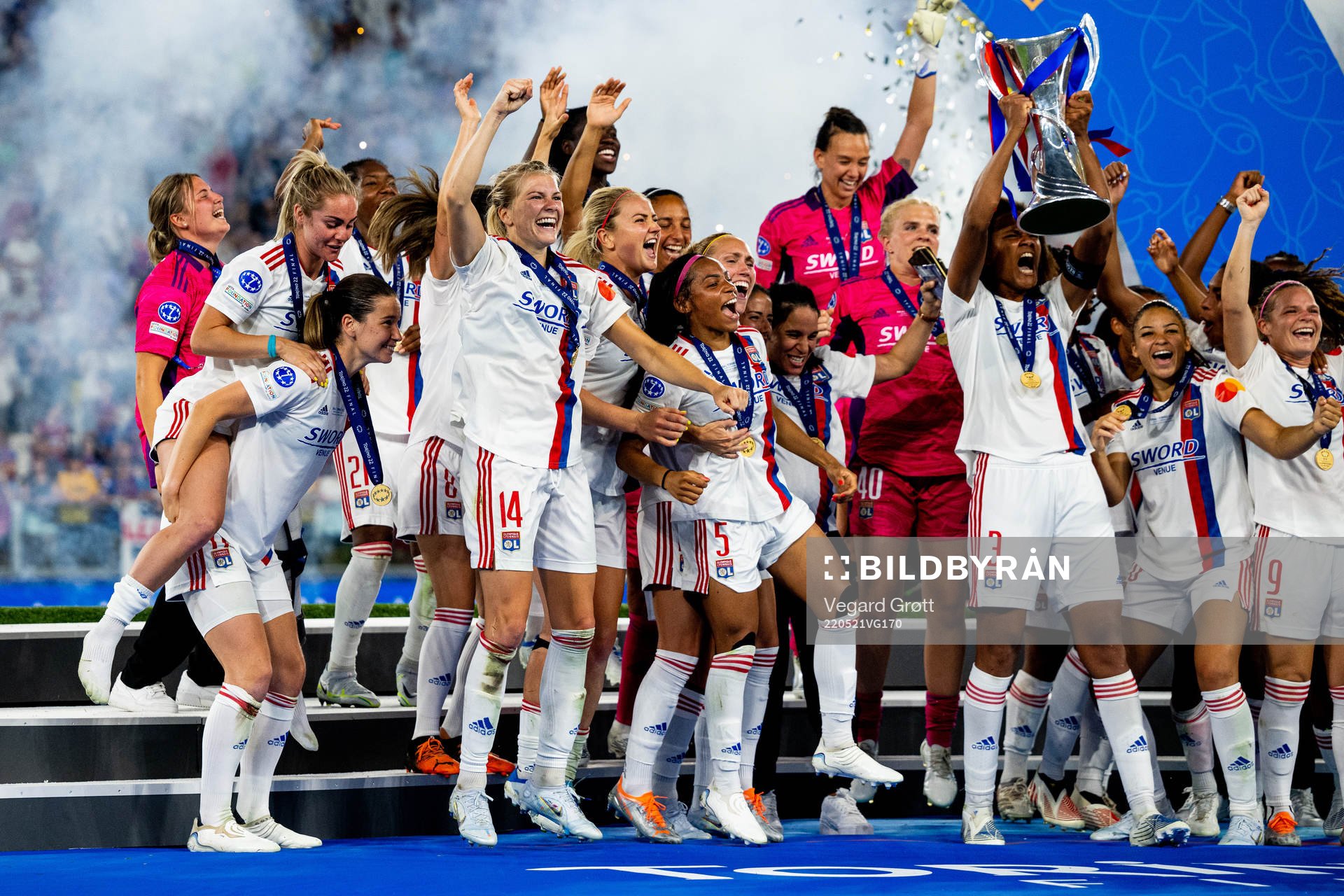 Ada Hegerberg, Wendie Renard and players of Lyon celebrate