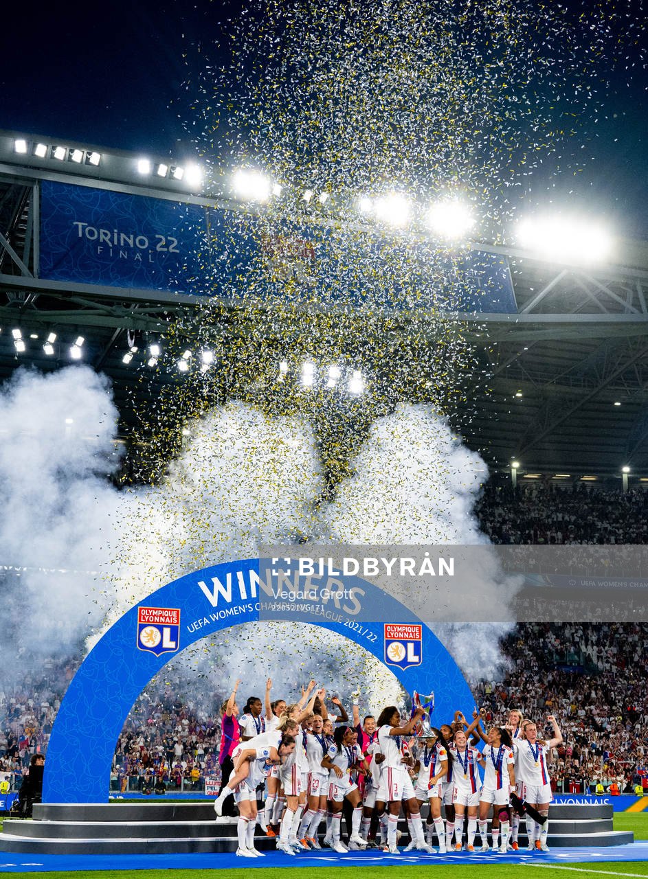 Ada Hegerberg, Wendie Renard and players of Lyon celebrate