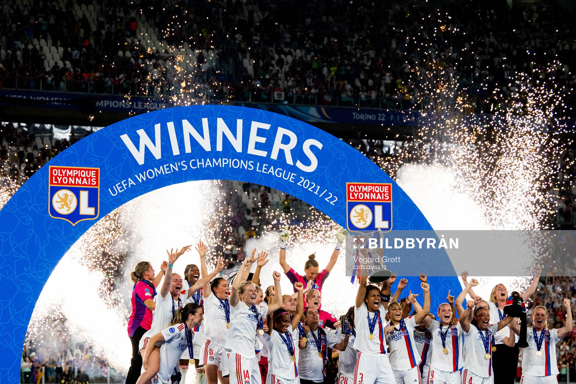 Ada Hegerberg, goalkeeper Emma Holmgren, Wendie Renard and players of Lyon celebrate winning the UEFA Women's Champions League final match between Barcelona and Lyon on May 21, 2022 in Turin.