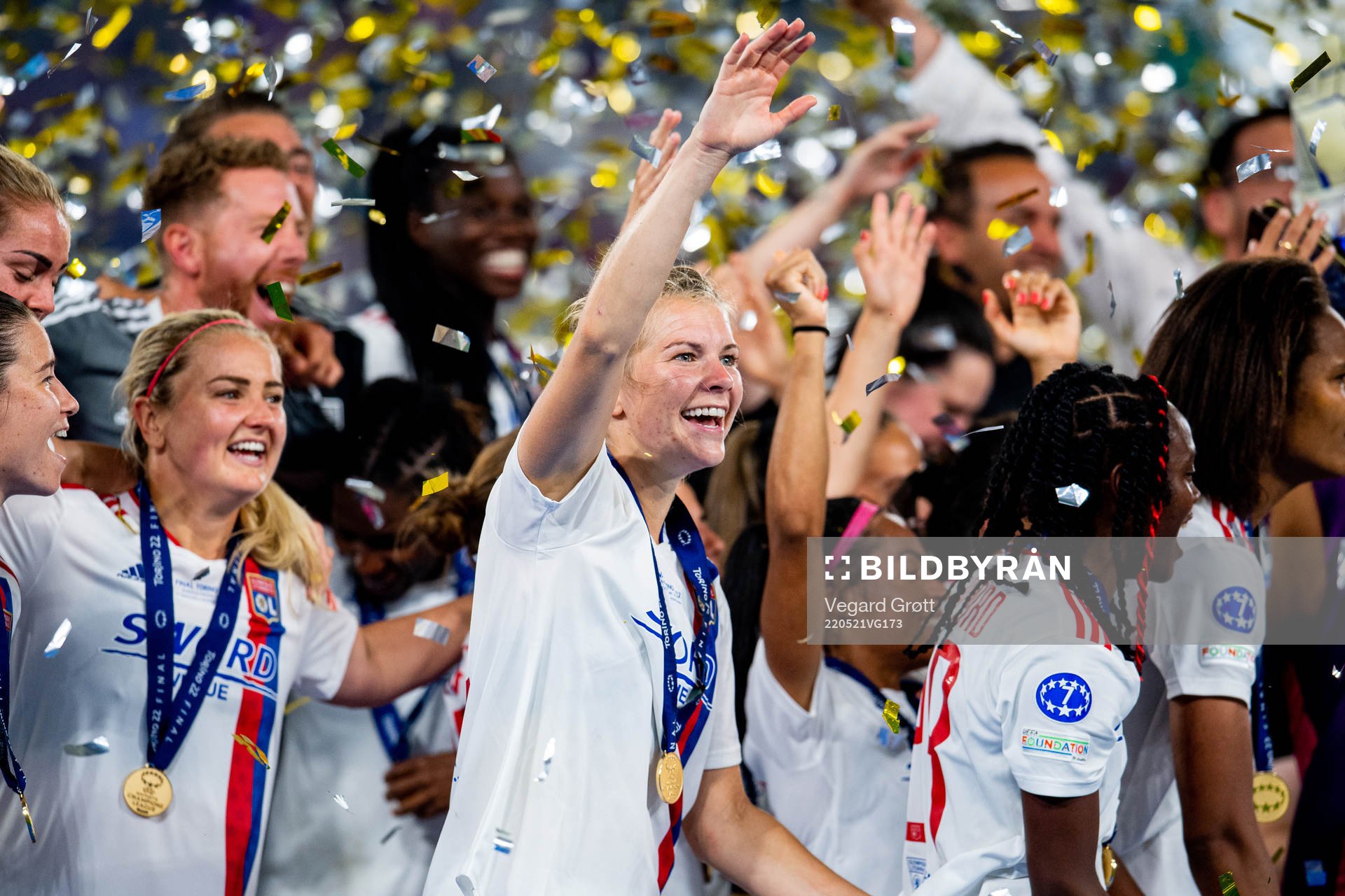 Ada Hegerberg and players of Lyon celebrate winning the