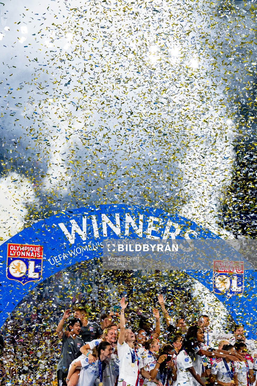 Ada Hegerberg and players of Lyon celebrate winning the