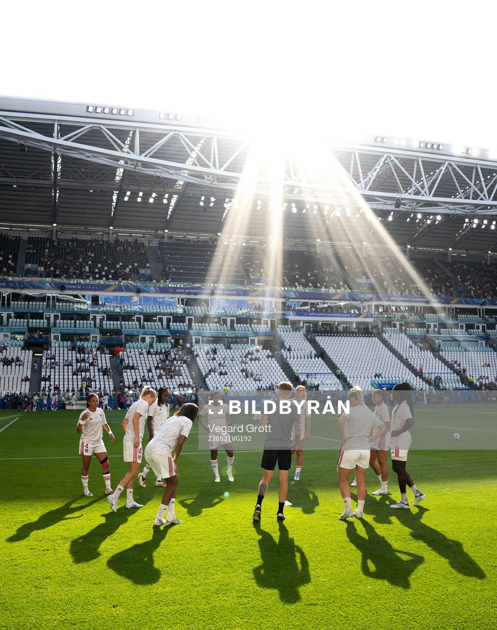 Ada Hegerberg and players of Lyon warm up