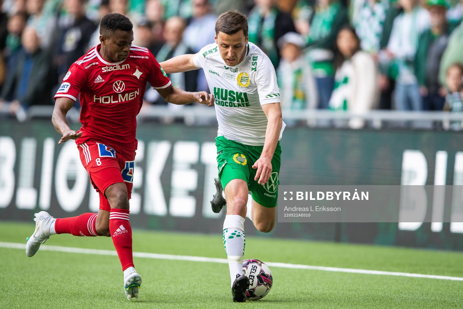 IFK Norrköpings Abdulrazaq Ishaq och Hammarbys Jeppe Andrup Andersen under fotbollsmatchen i Allsvenskan mellan Hammarby och IFK Norrköping den 22 maj 2022 i Stockholm.