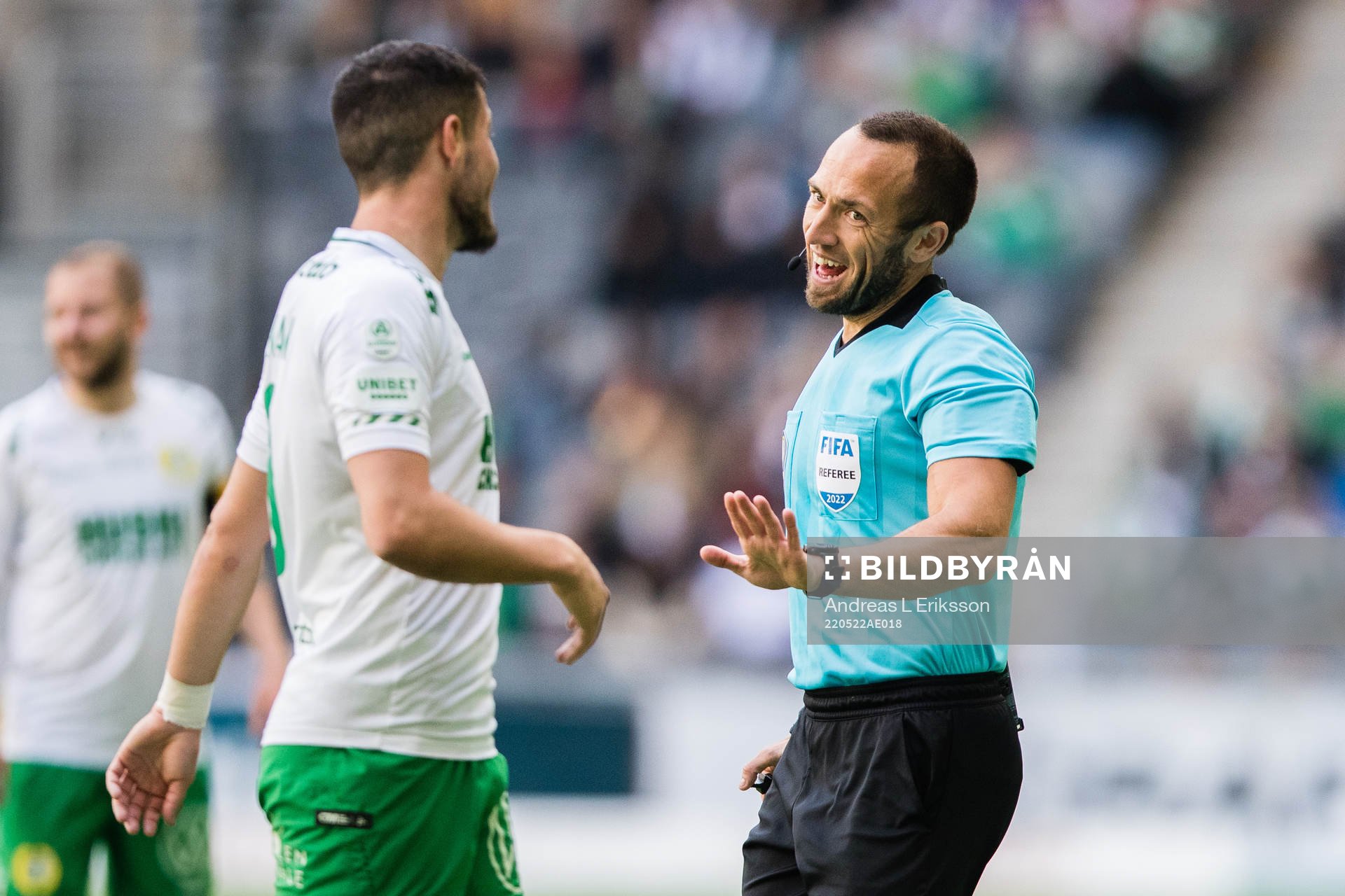 Hammarbys Astrit Selmani och domare Kaspar Sjöberg
