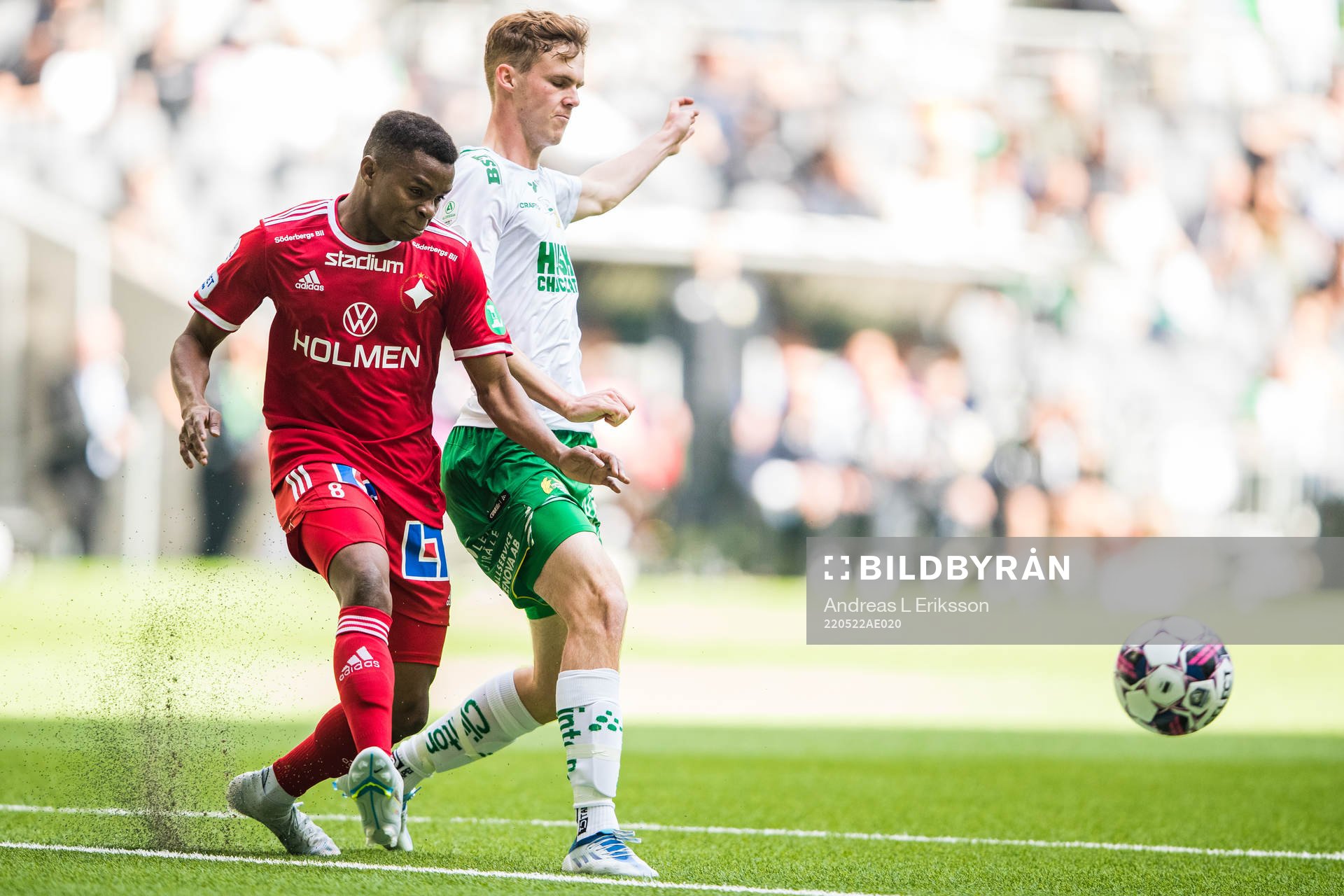 IFK Norrköpings Abdulrazaq Ishaq och Hammarbys Williot Swedberg under fotbollsmatchen i Allsvenskan mellan Hammarby och IFK Norrköping den 22 maj 2022 i Stockholm.
