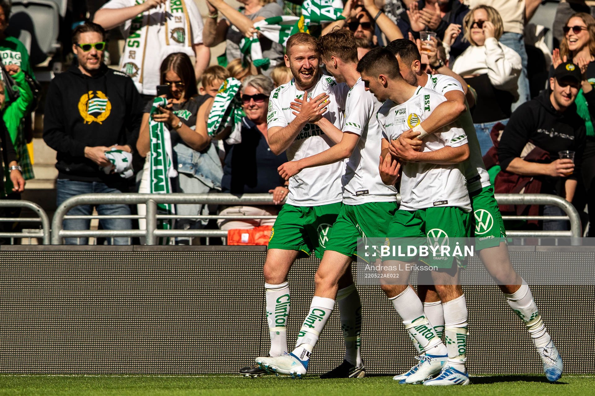 Hammarbys Darijan Bojanic jublar med lagkamrater efter 2-0 under fotbollsmatchen i Allsvenskan mellan Hammarby och IFK Norrköping den 22 maj 2022 i Stockholm.