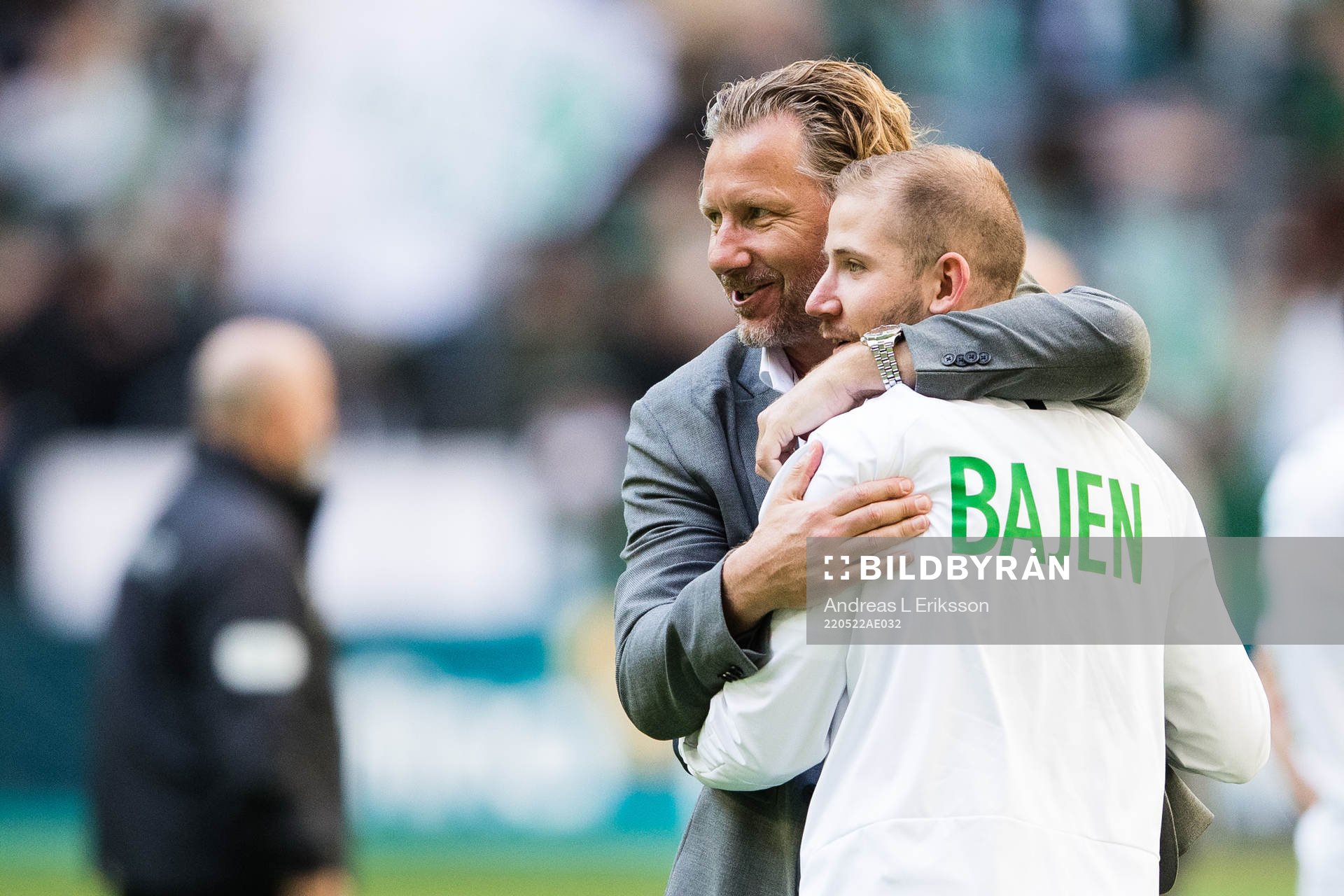 Hammarbys sportchef Jesper Jansson kramar om Hammarbys Darijan Bojanic efter fotbollsmatchen i Allsvenskan mellan Hammarby och IFK Norrköping den 22 maj 2022 i Stockholm.