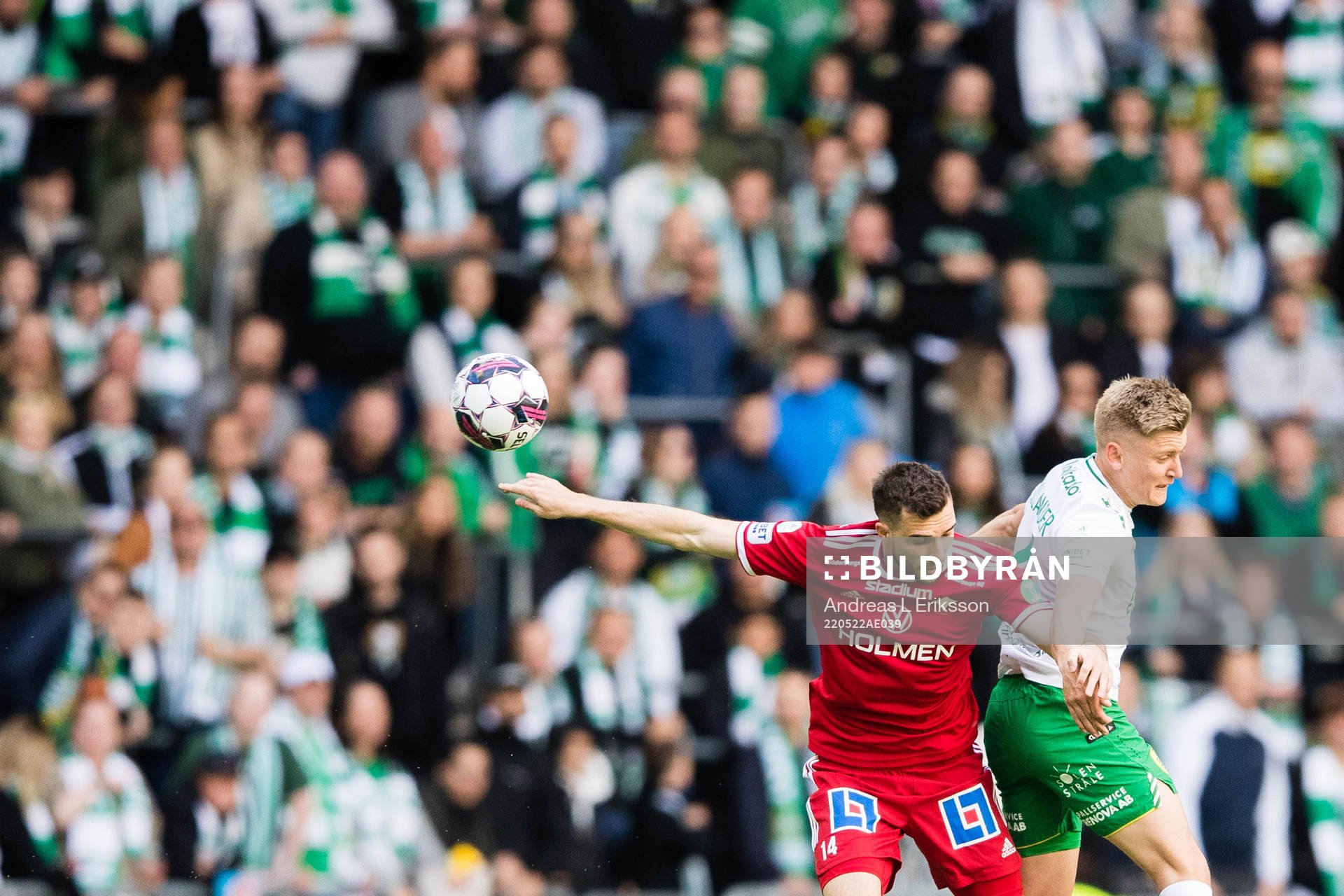 IFK Norrköpings Egzon Binaku i en nickduell med Hammarbys