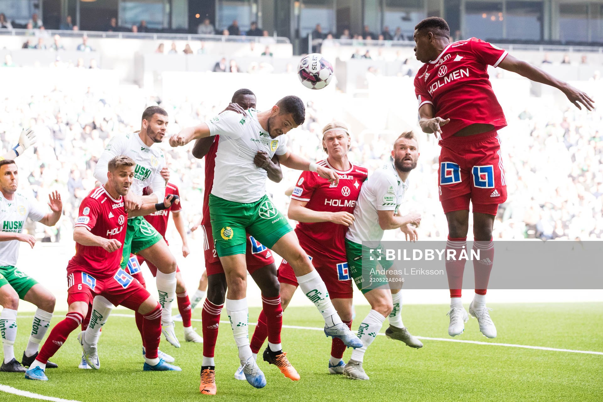 Hammarbys Astrit Selmani uppvaktas av IFK Norrköpings